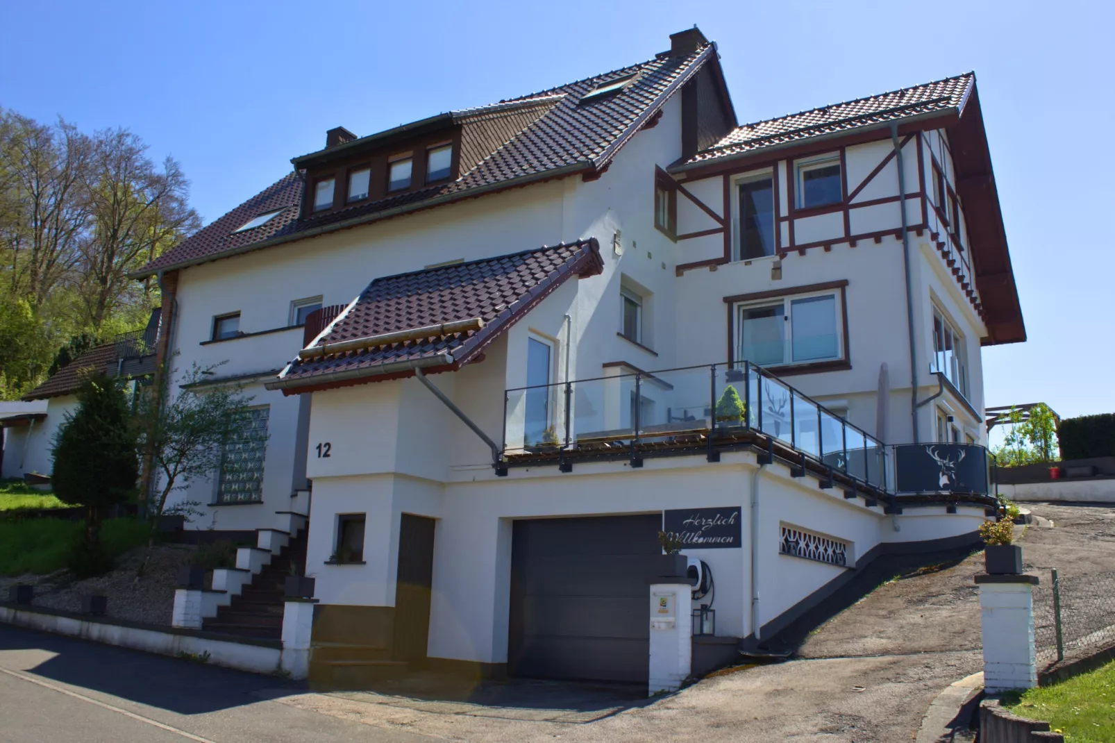 Apartment Eifelglück mit Dachterrasse-Buitenkant zomer