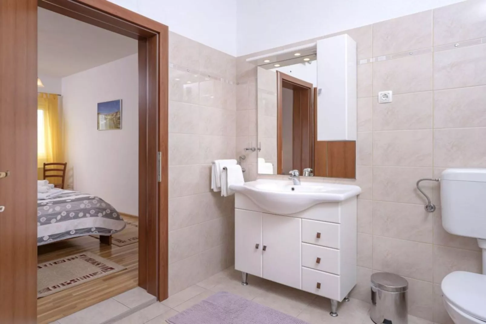 One Bedroom Apartment with Balcony and Sea View 2-Badkamer