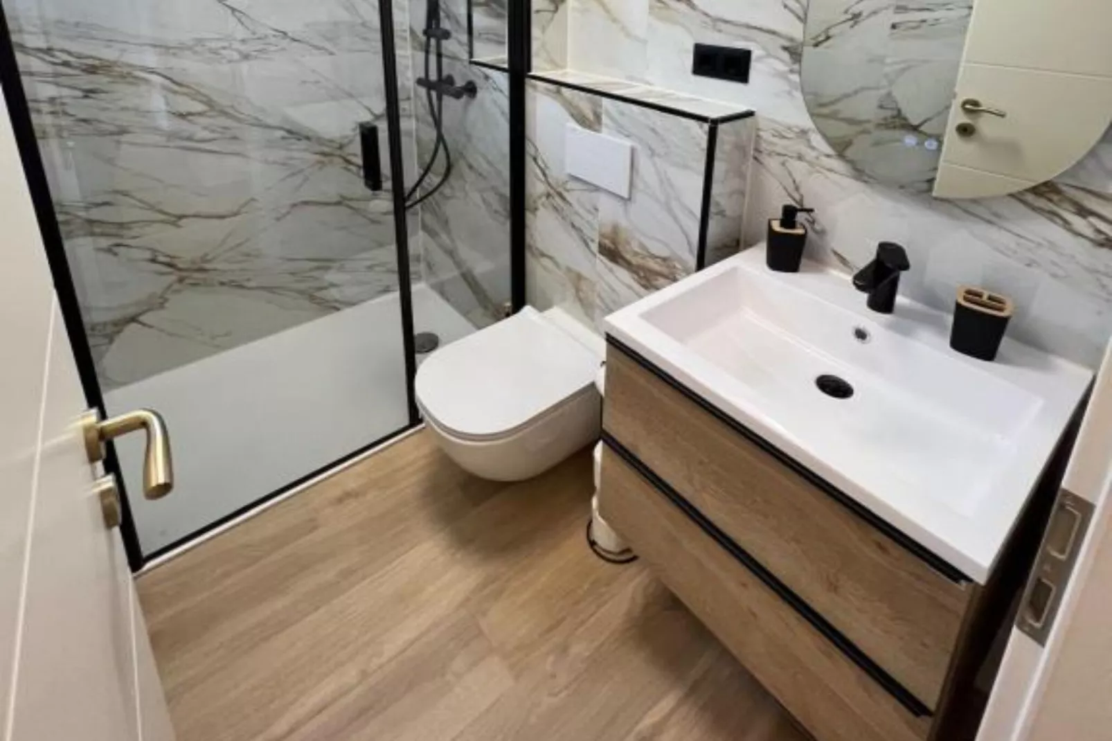 Four-Bedroom Apartment With Sea View-Badkamer