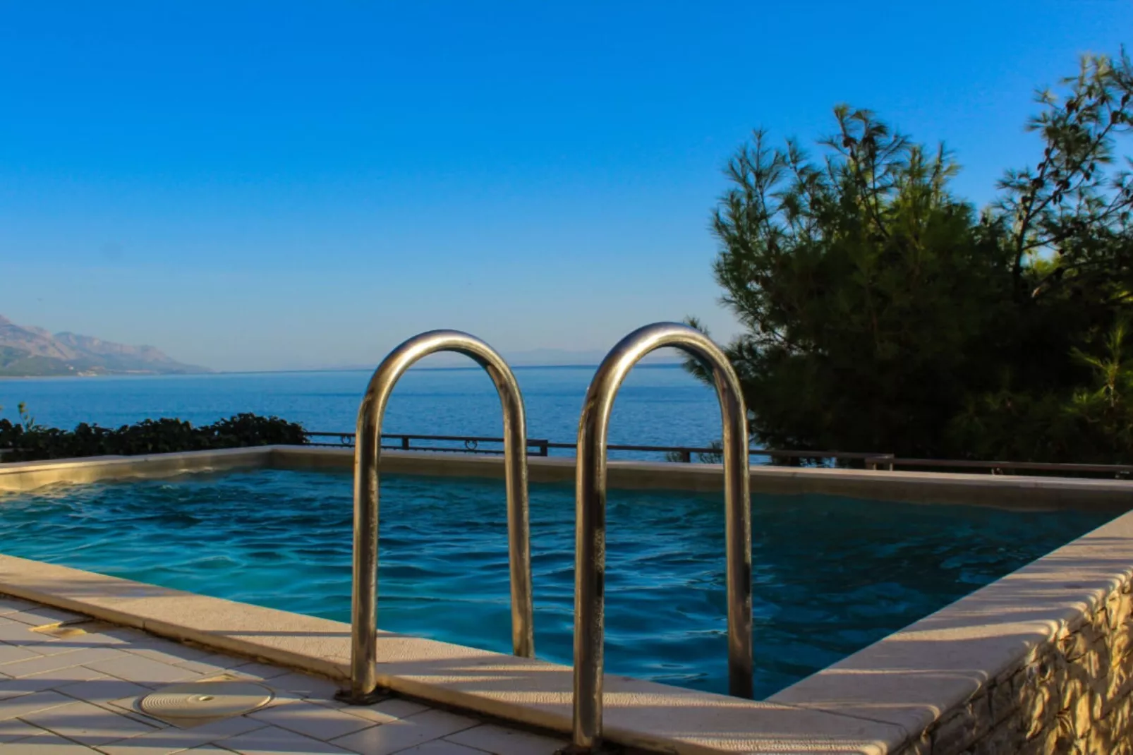 Seafront Apartment Sea Relax with Private Pool - Two Bedroom Apartment with Sea View  and Private Pool-Zwembad