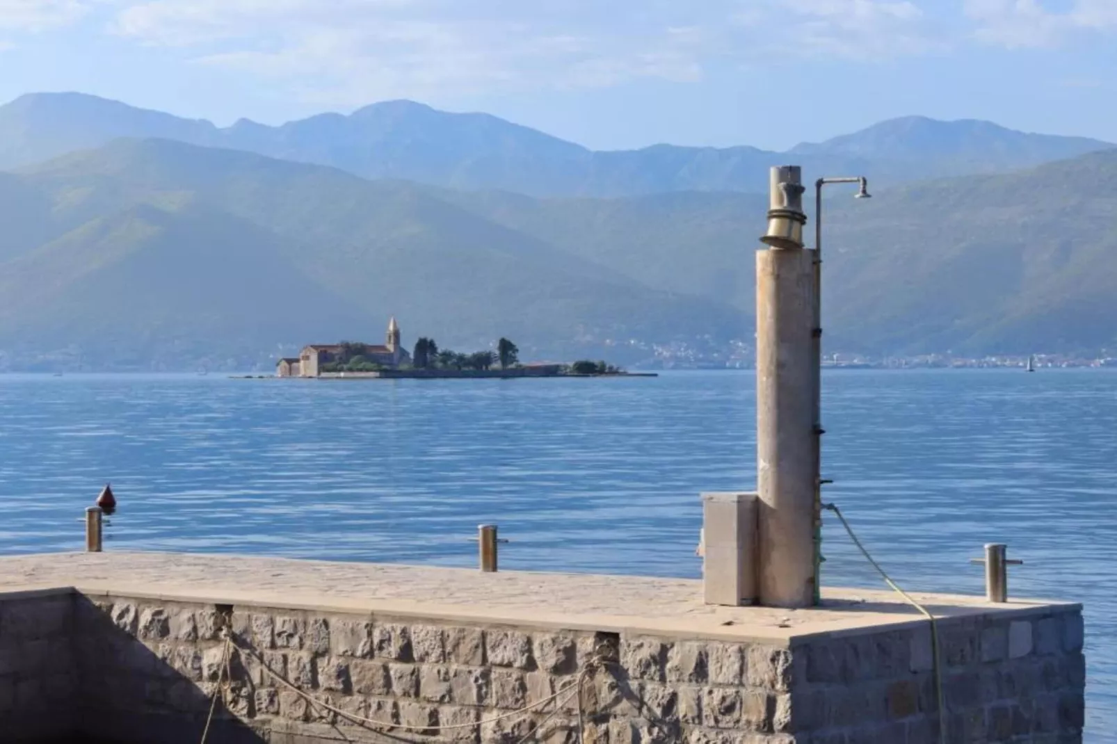 Beachfront Escape – Steps from the Crystal-Clear Sea - One Bedroom Apartment 1-Buitenlucht