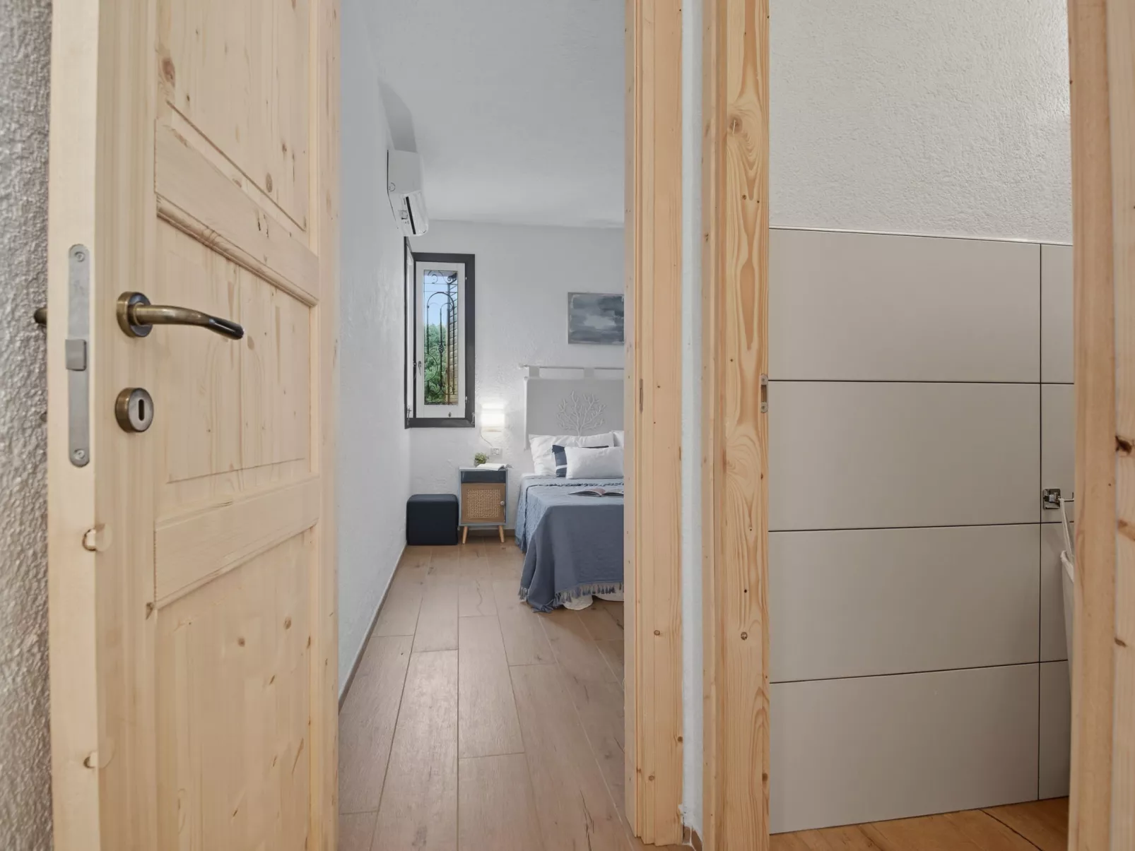 Iris 5, Terza Spiaggia-Binnen