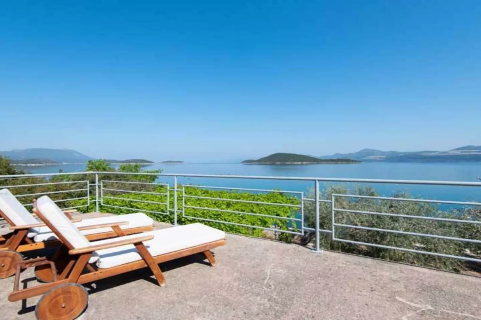 Spacious and Cozy Seafront Apartments - Two Bedroom Apartment  with Terrace and Sea View-Buitenlucht