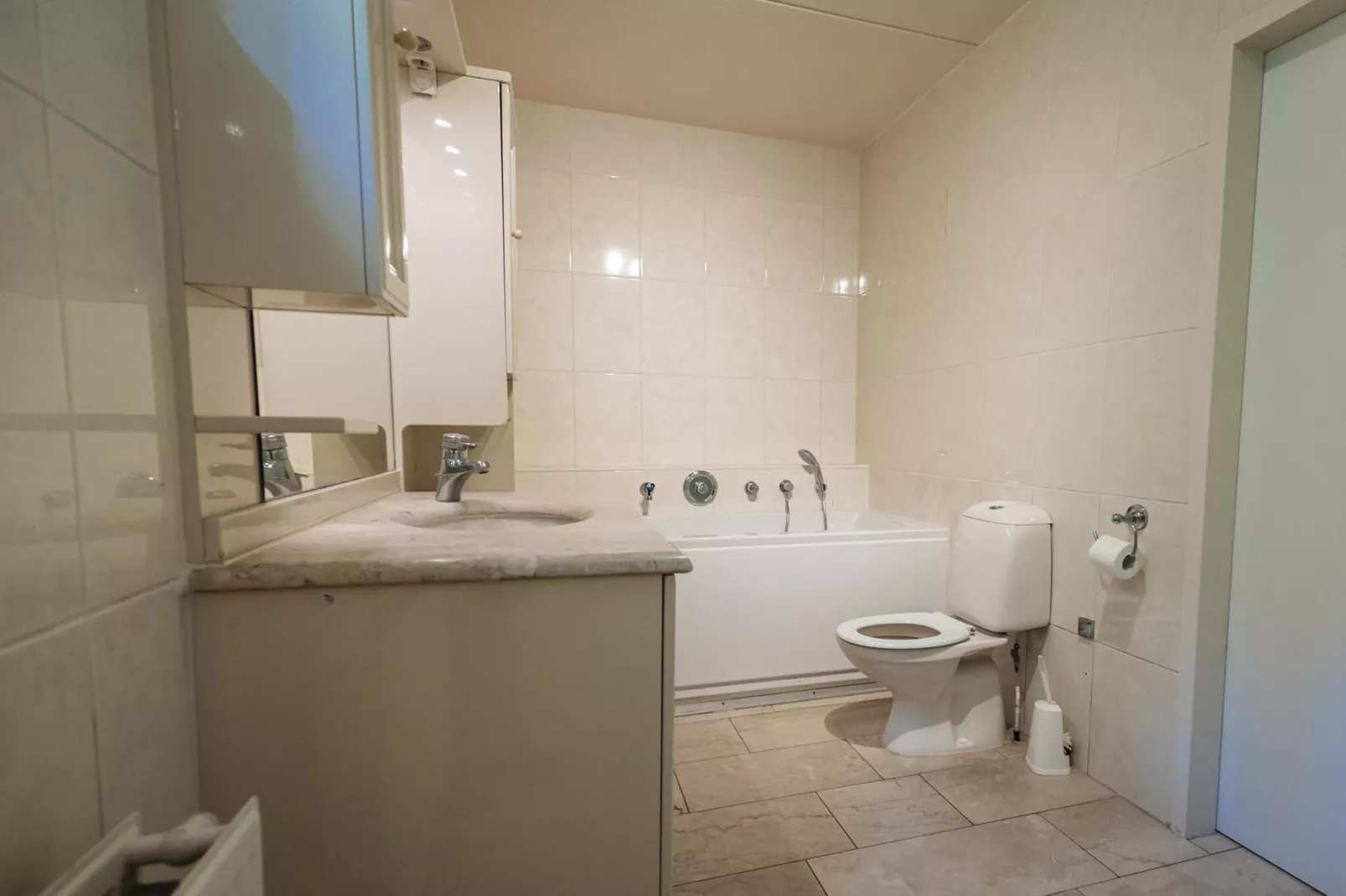 12 - Persons Family Bungalow-Badkamer