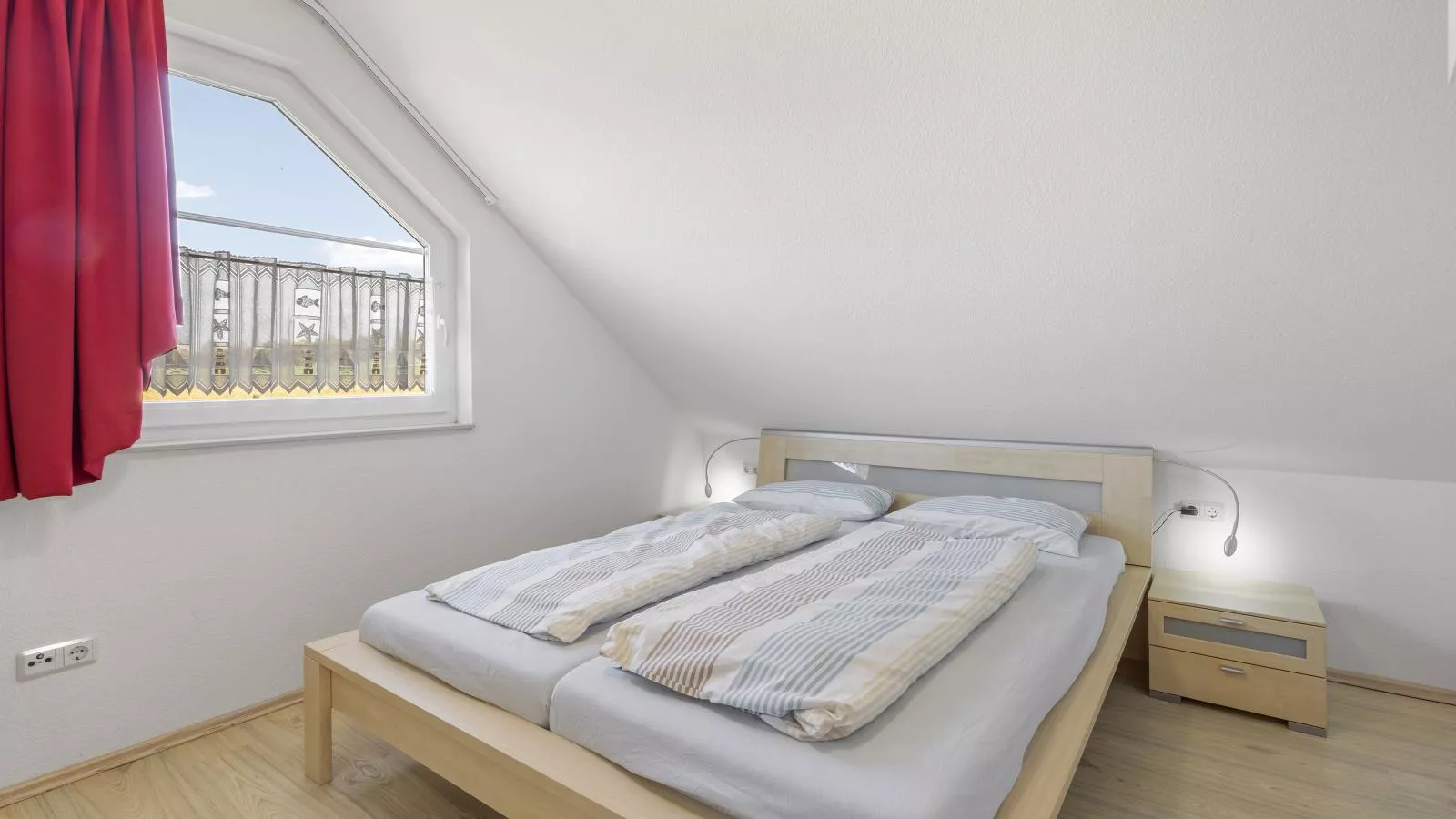 Windflüchter links mit Sauna-Slaapkamer