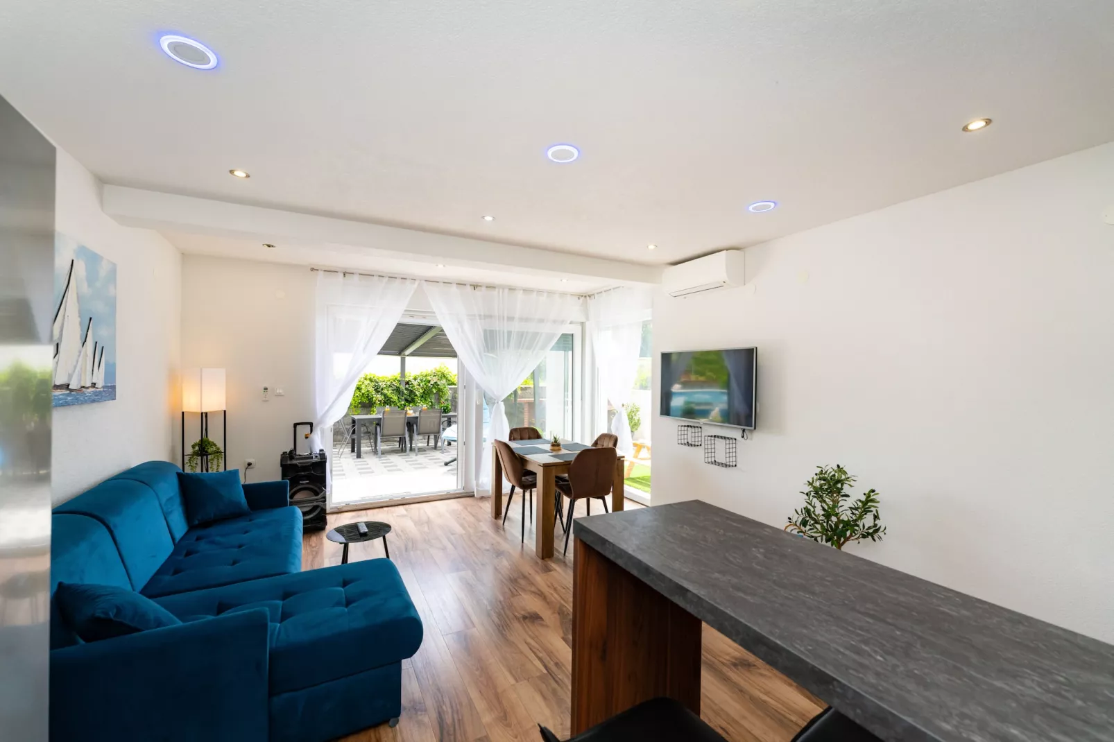 Apartment Nikita with private pool-Woonkamer