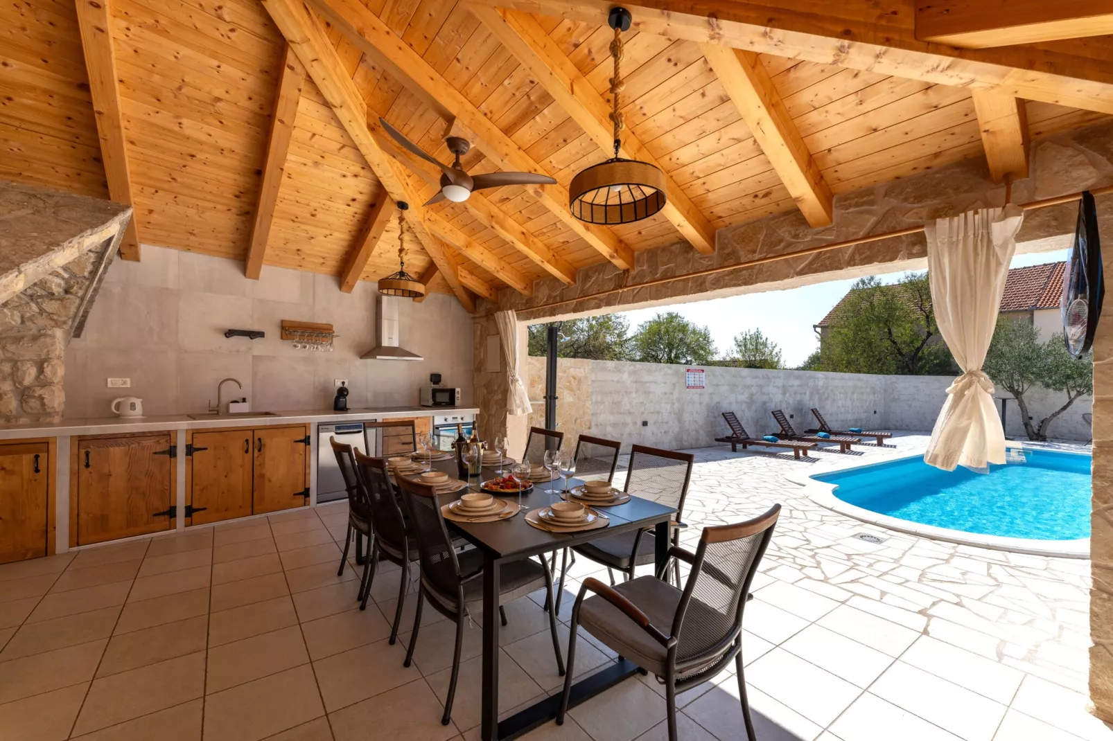 Holiday home Briscola-Eetkamer