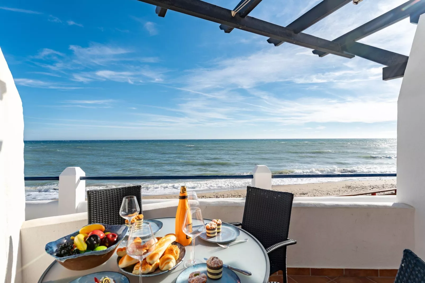 CT 401 - Faro's Beachfront Apartment in Calahonda-Terrasbalkon