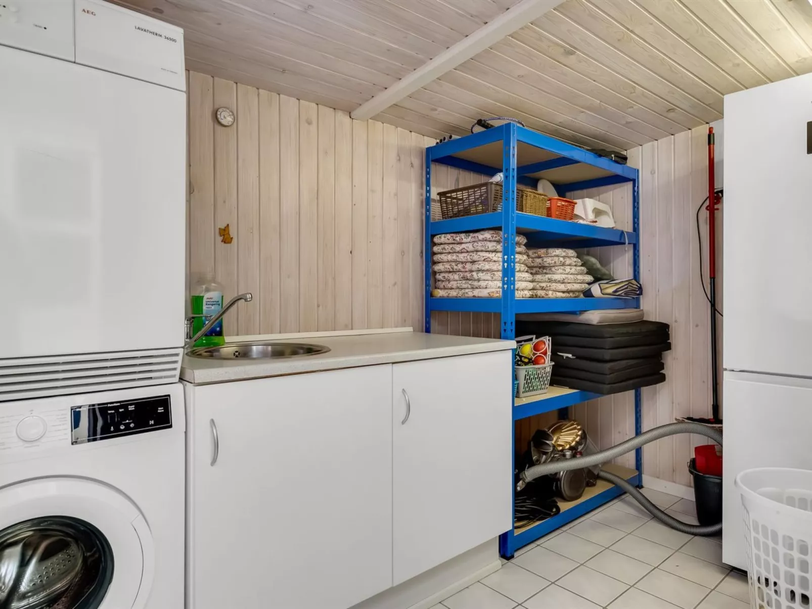 "Gwen" - 2.7km from the sea-Binnen