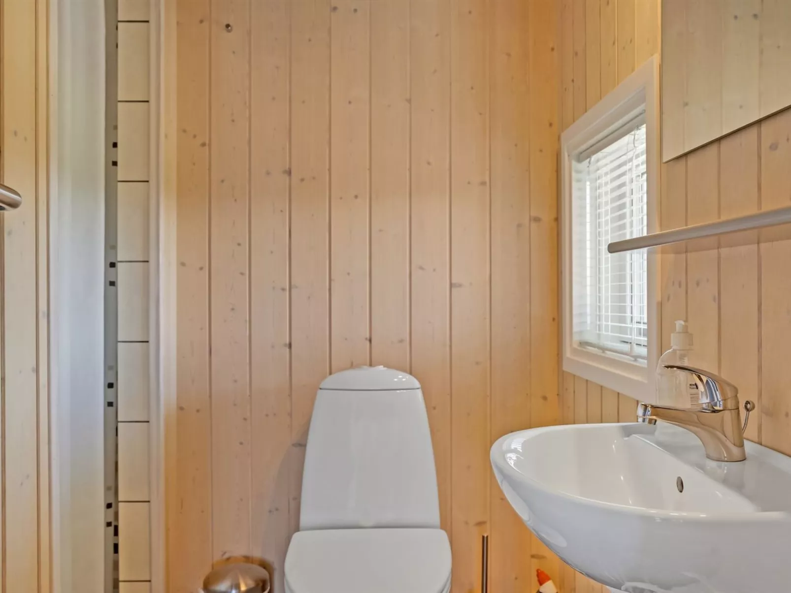 "Brynjolf" - 350m to the fjord-Binnen