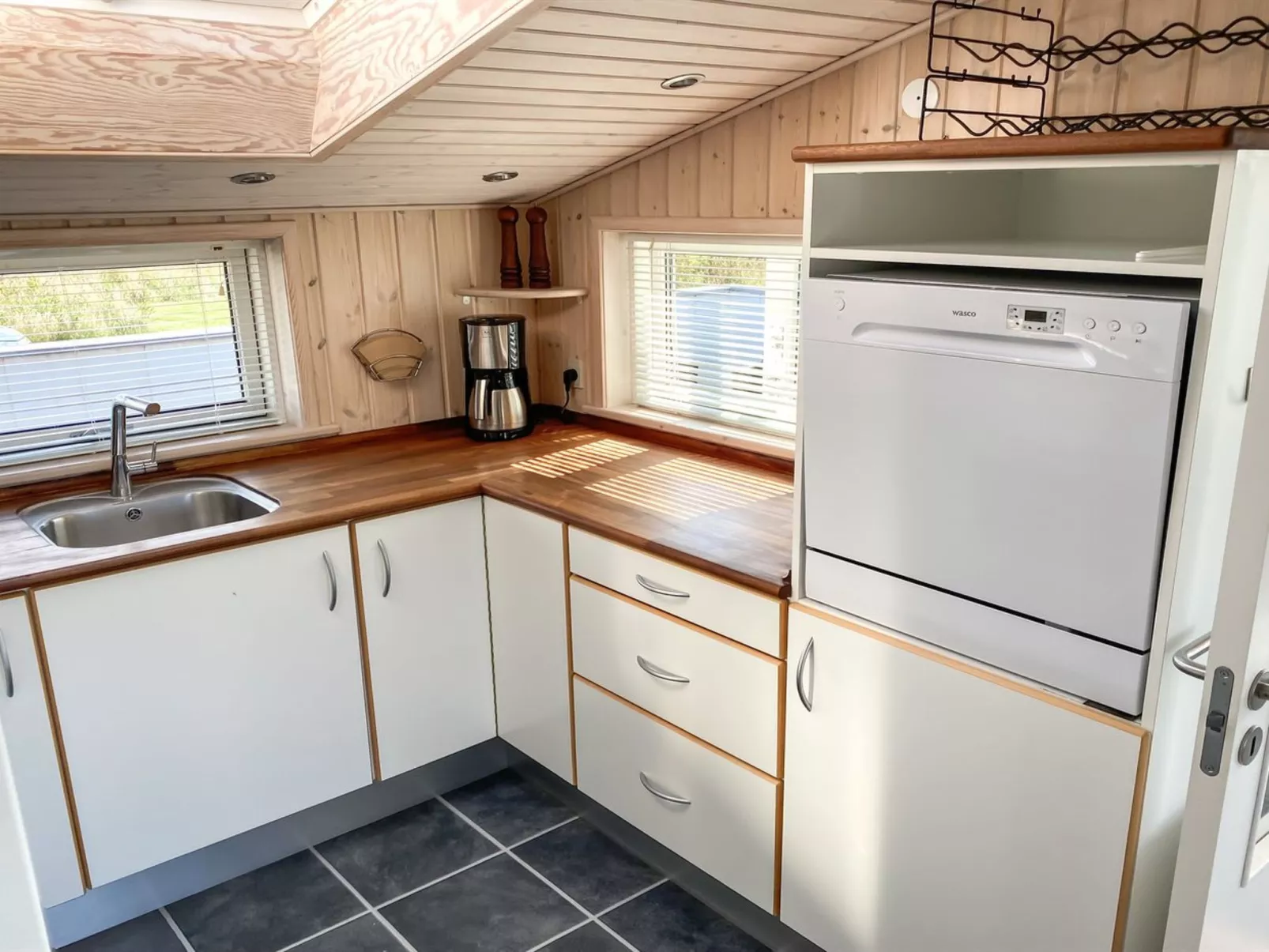 "Laurits" - 300m from the sea-Binnen