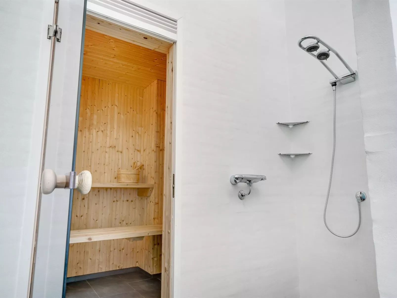 "Hans" - 700m from the sea-Binnen