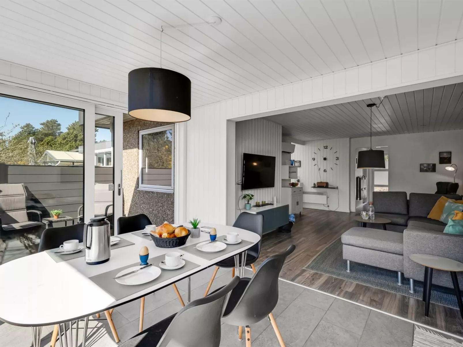 "Clemence" - 900m from the sea-Binnen