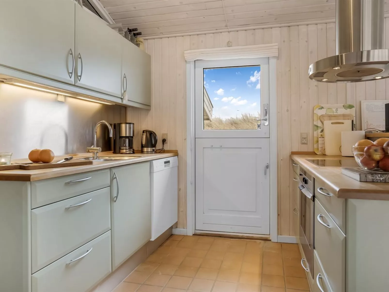 "Erwith" - 50m from the sea-Binnen