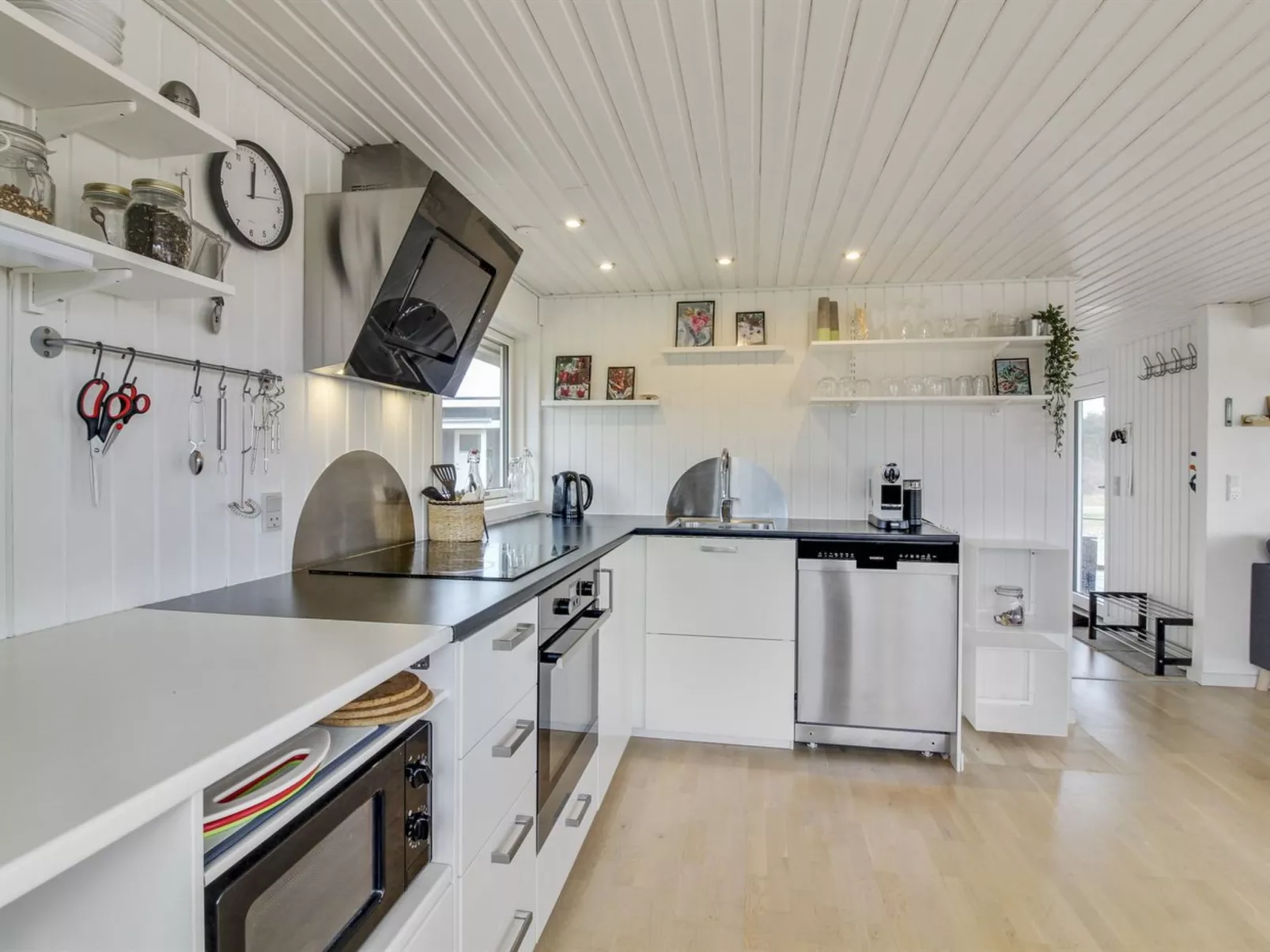 "Carelle" - 300m from the sea-Binnen