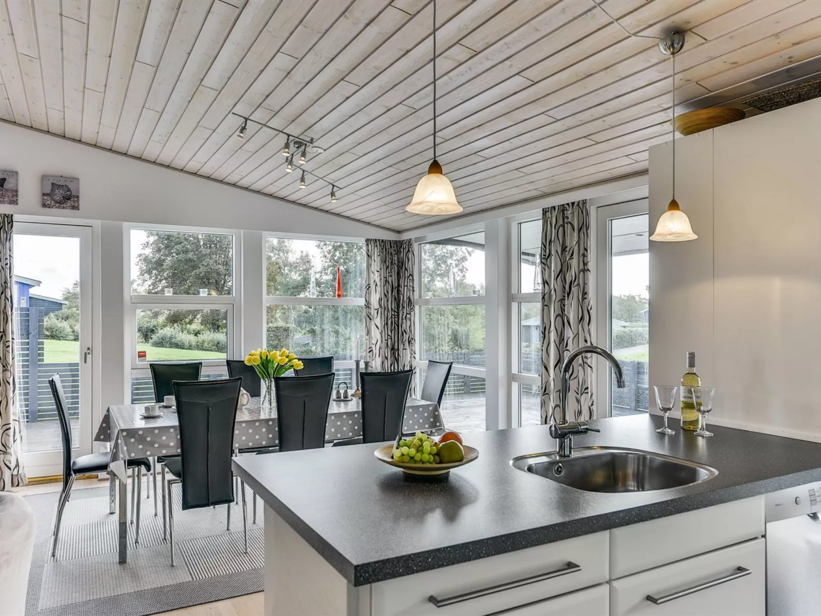 "Sylvelin" - 400m to the fjord-Binnen