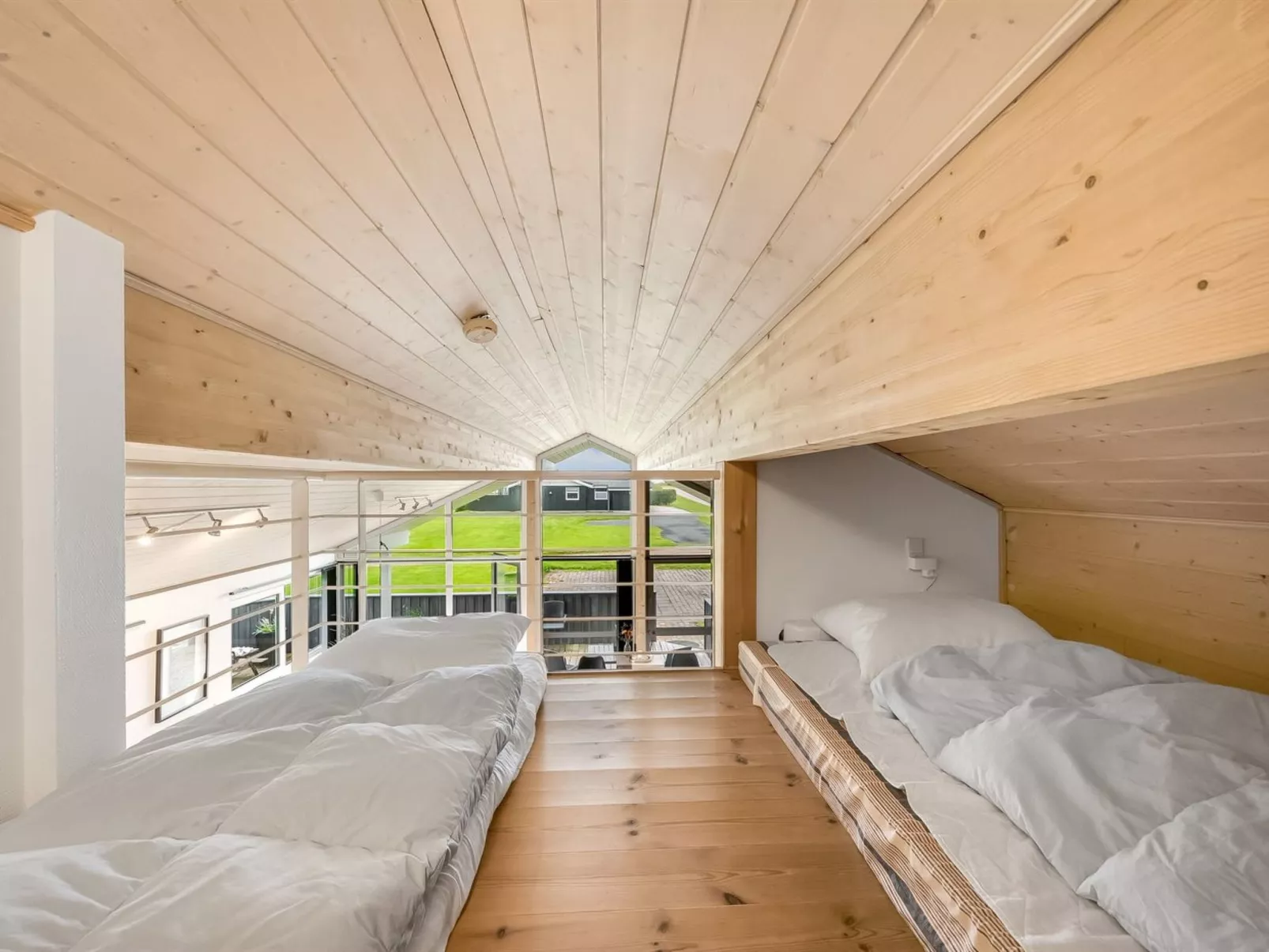 "Samuil" - 300m to the fjord-Binnen