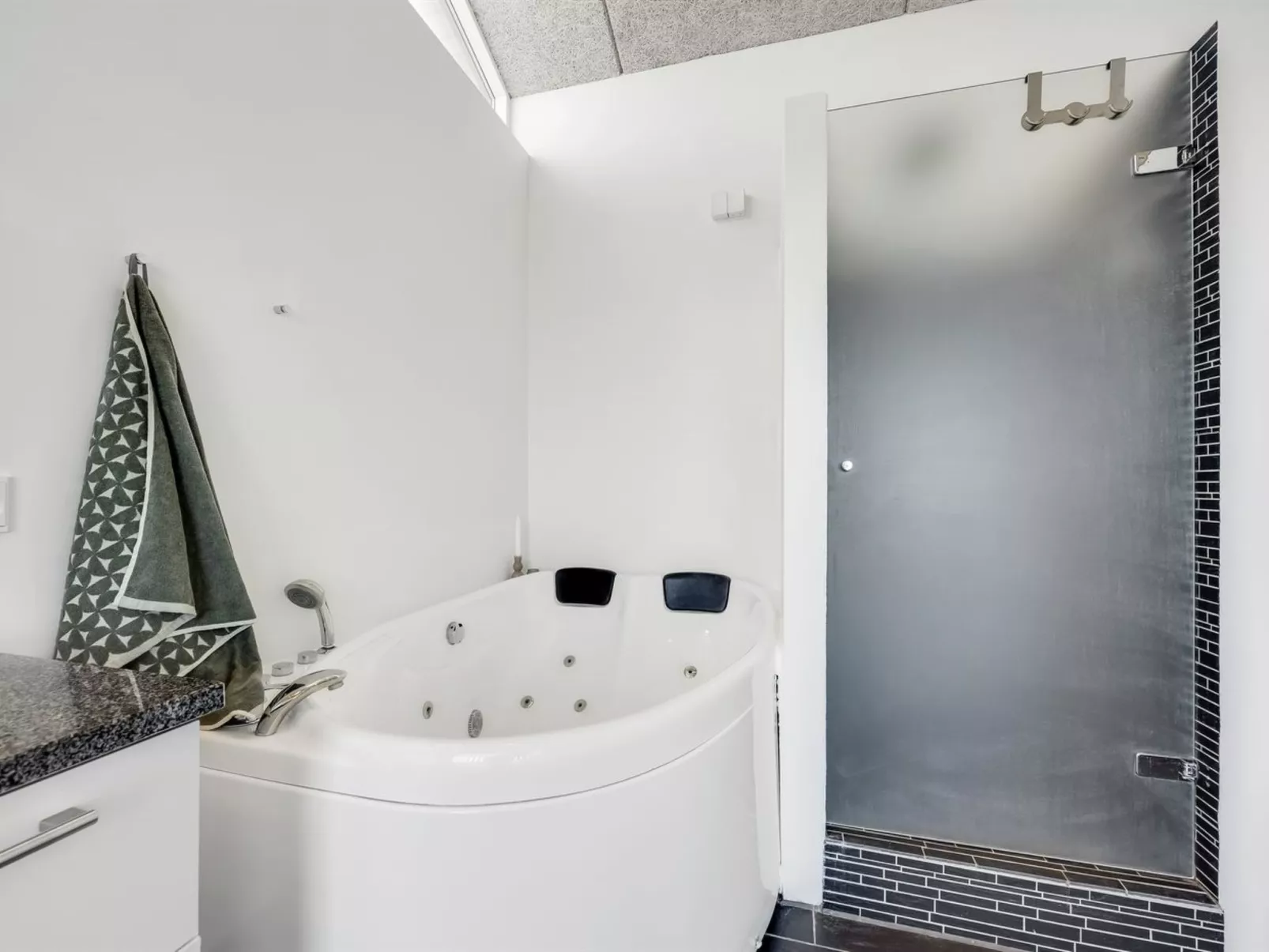 "Antonie" - 95m from the sea-Binnen