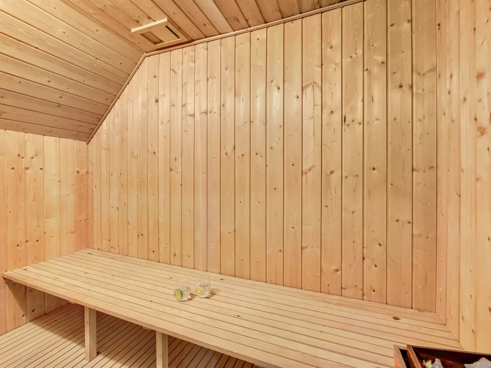 "Rayne" -  from the sea-Binnen