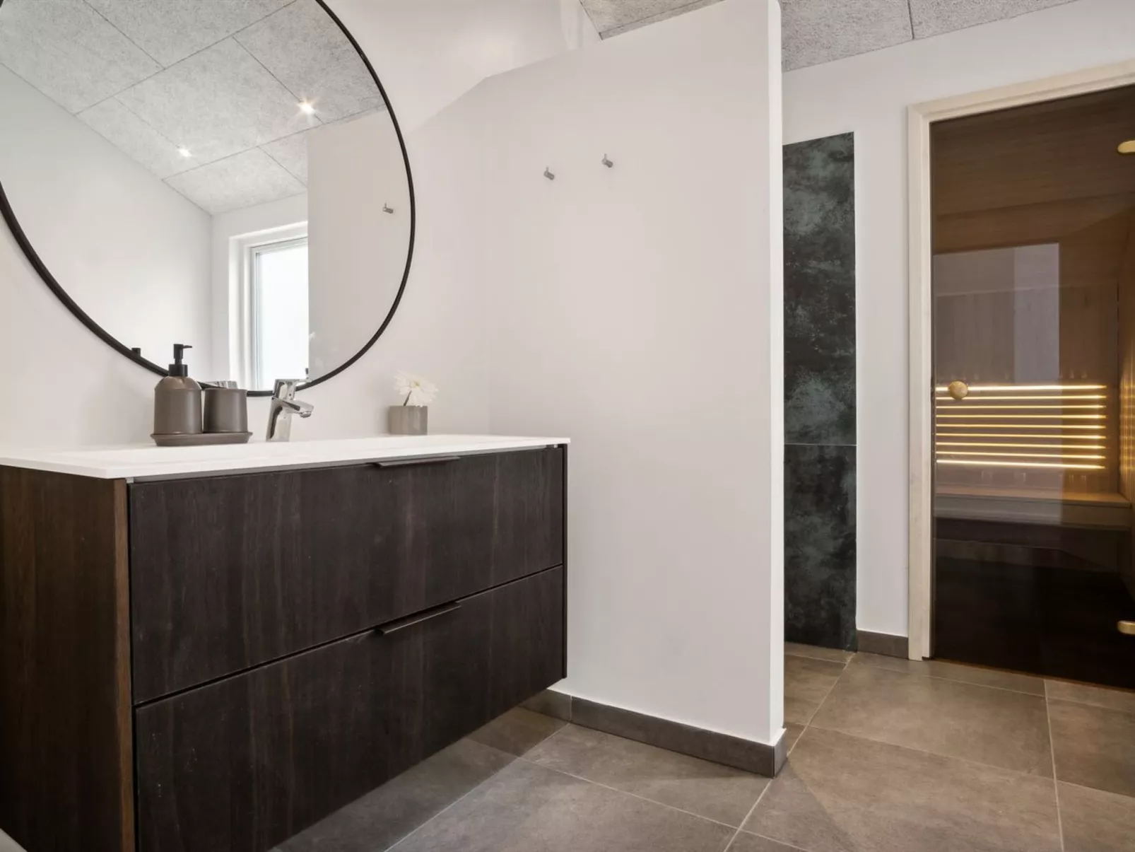 "Stygg" - 75m from the sea-Binnen