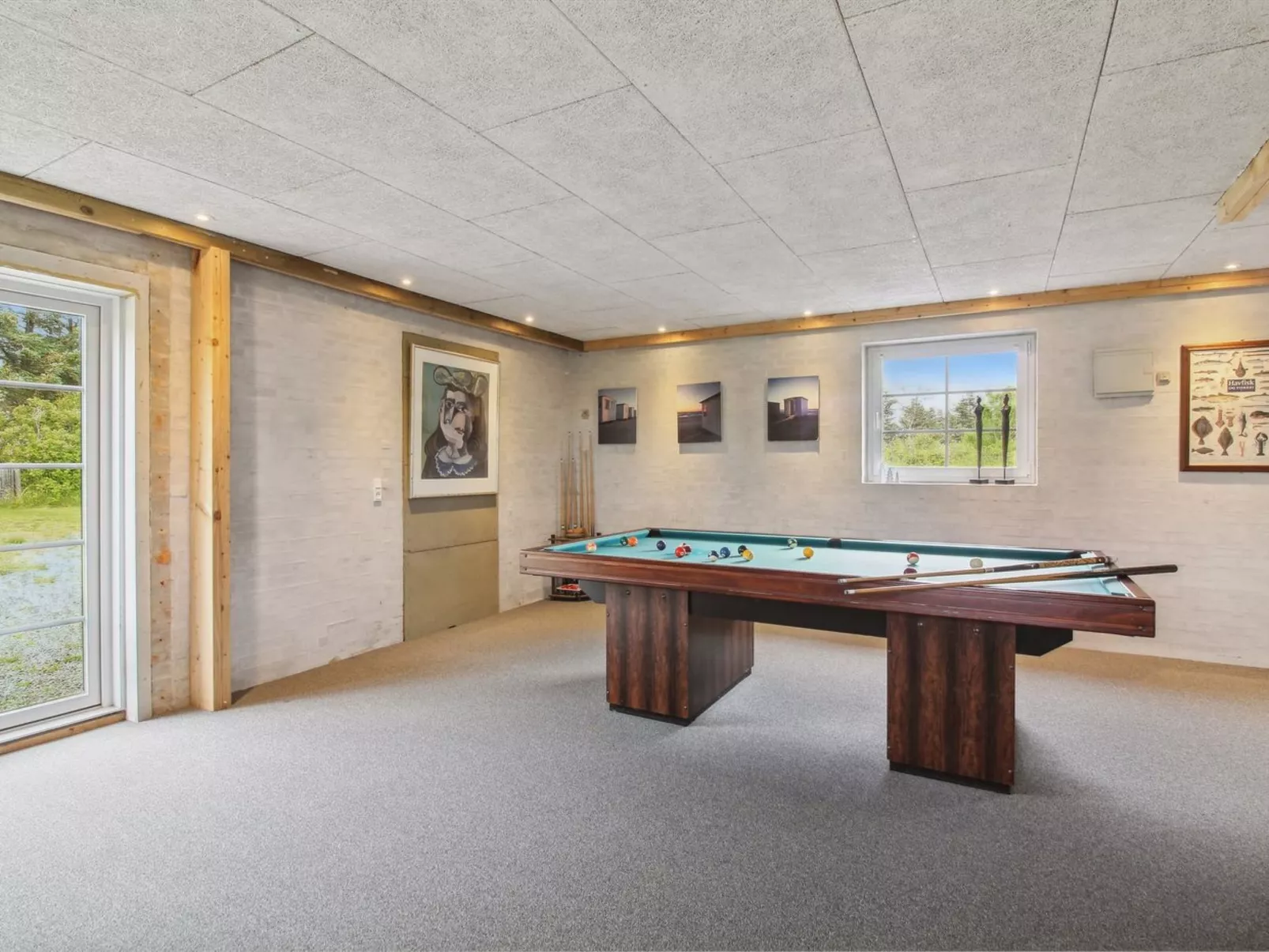 "Law" - 400m from the sea-Binnen