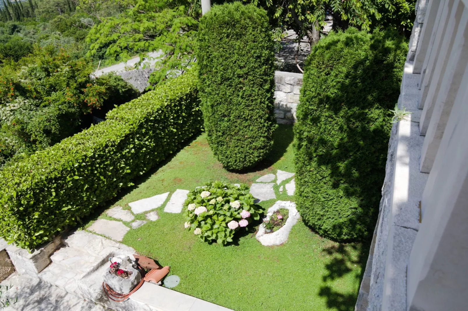 Villa Falcon Rook - Four-Bedroom Villa with Terrace and Swimming Pool-Tuinen zomer