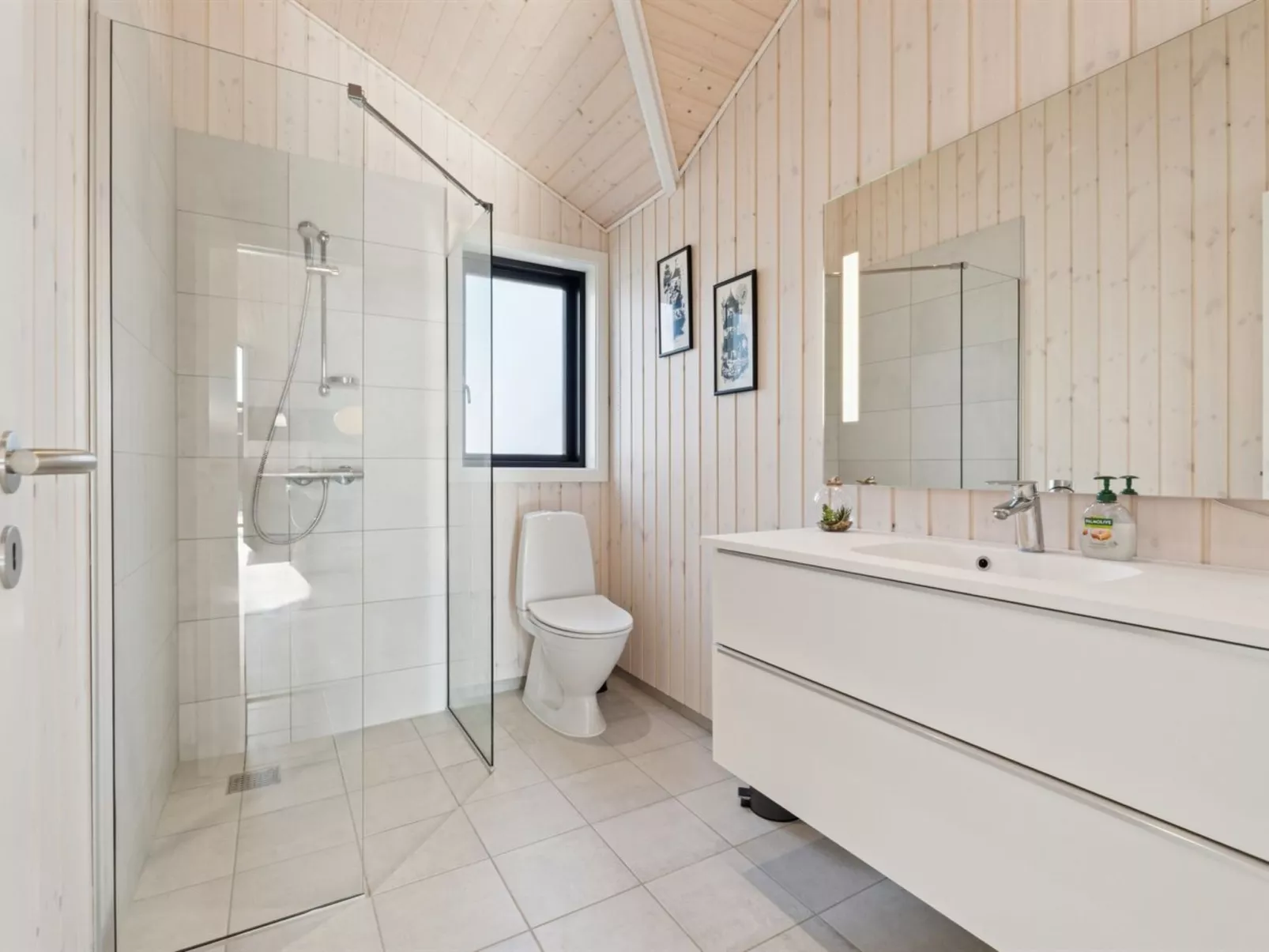 "Viveke" - 10m from the sea-Binnen