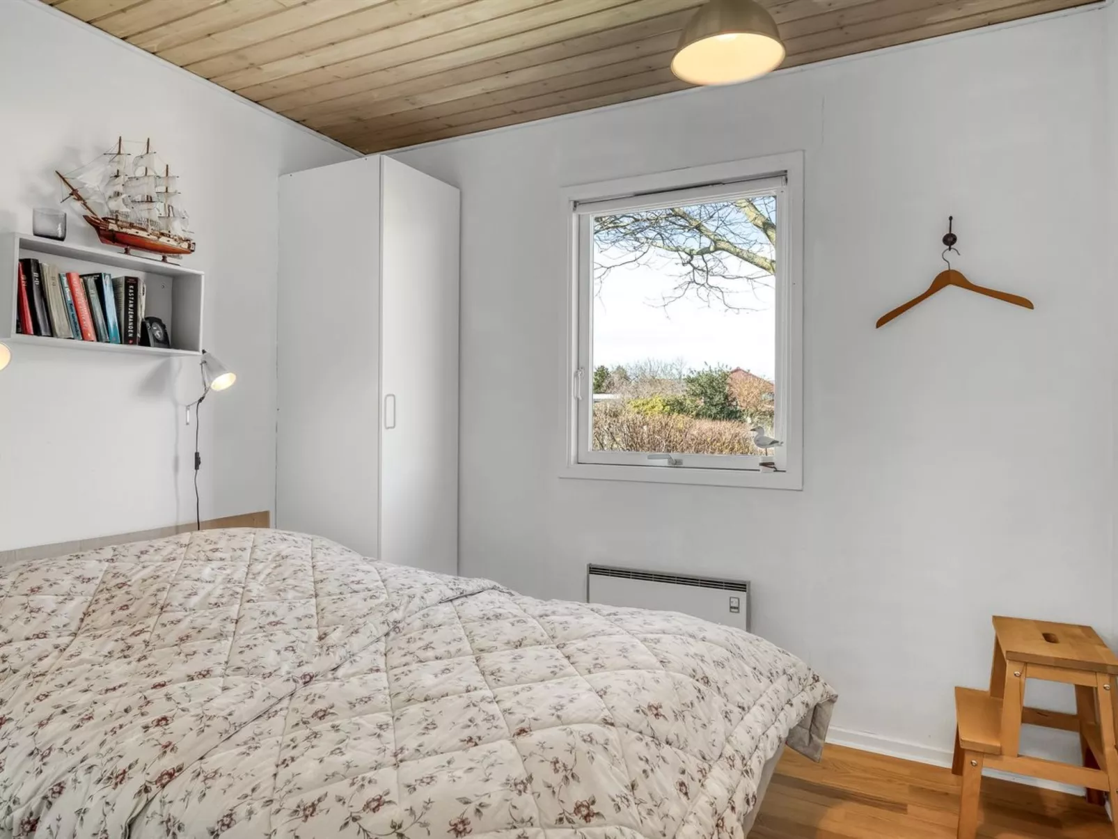 "Bara" -  from the sea-Binnen