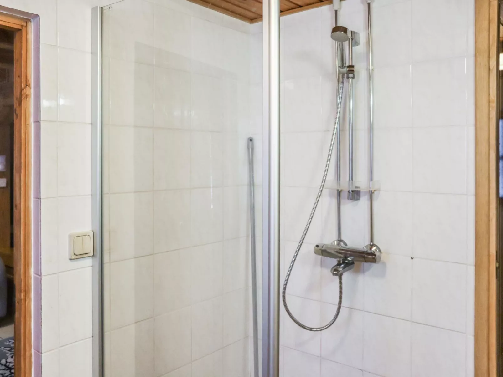 Hyrynpirtti mökki-Binnen