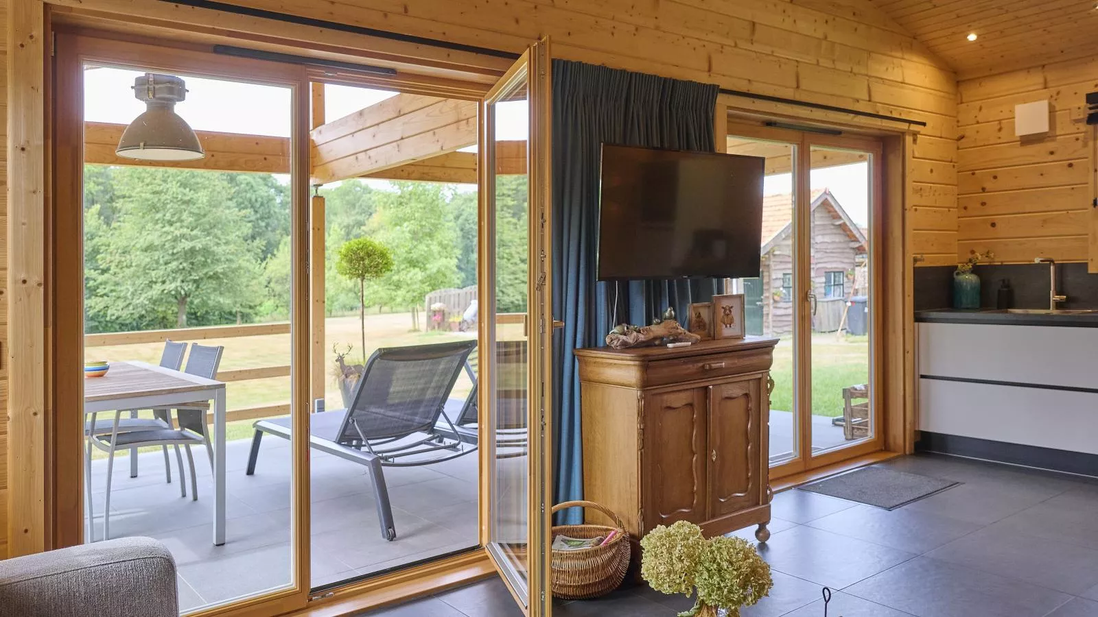 Bie Leentje op de Wei-Uitzicht zomer