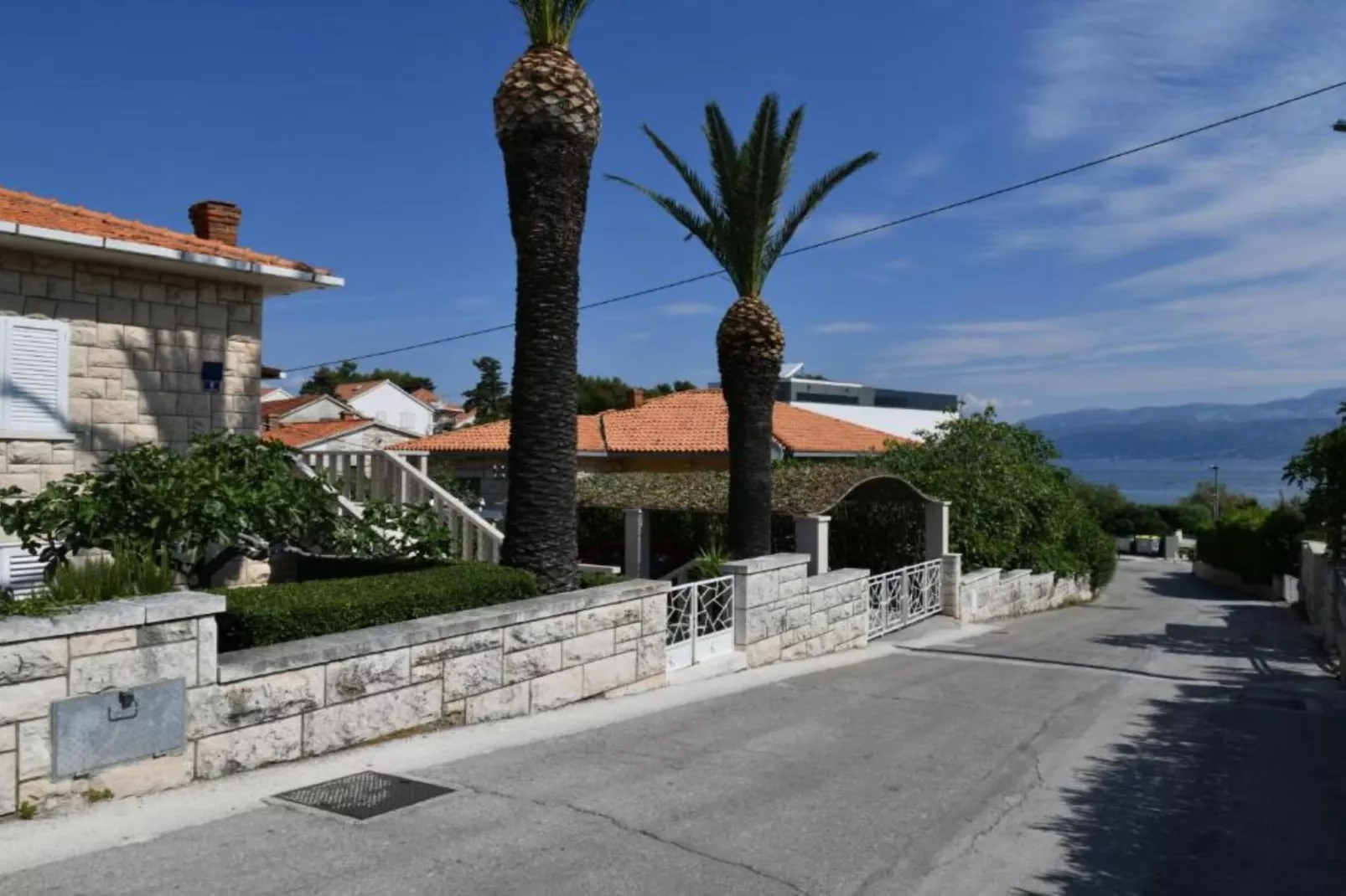 Two Bedroom Apartment with Balcony &  Garden View-Buitenlucht