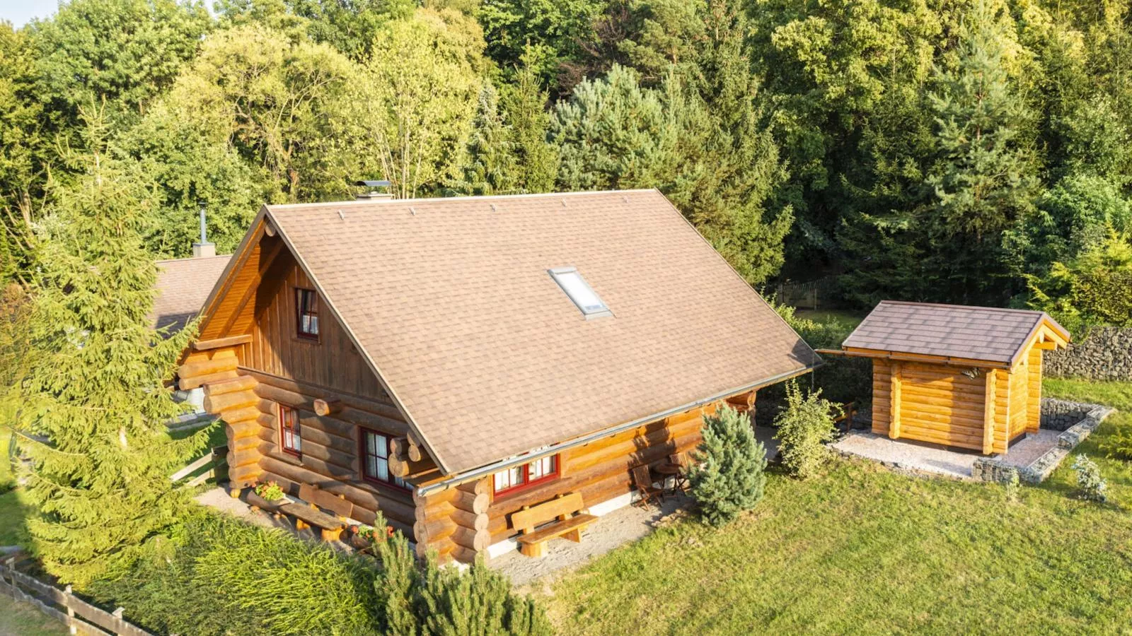 Naturstammhaus-Buitenkant zomer