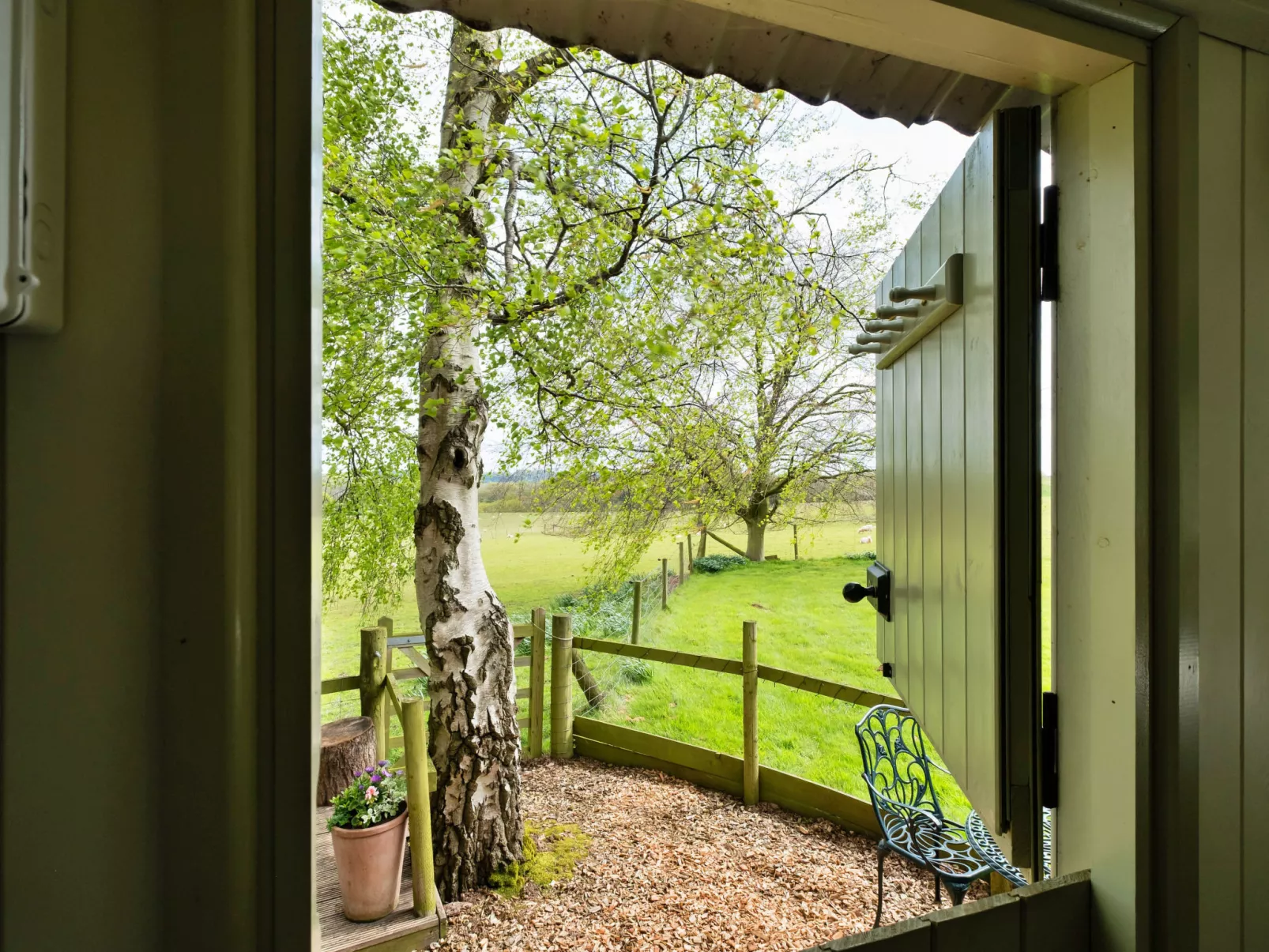 Hay and Hedgerow Glamping-Binnen