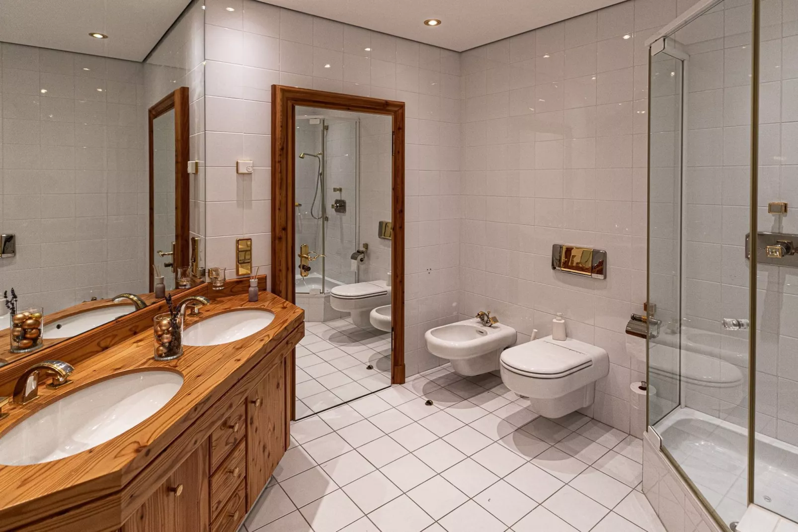 Bad Kleinkirchheim Lush and Spacious Villa with Indoor Pool and Wellness - Seven Bedroom Villa-Badkamer