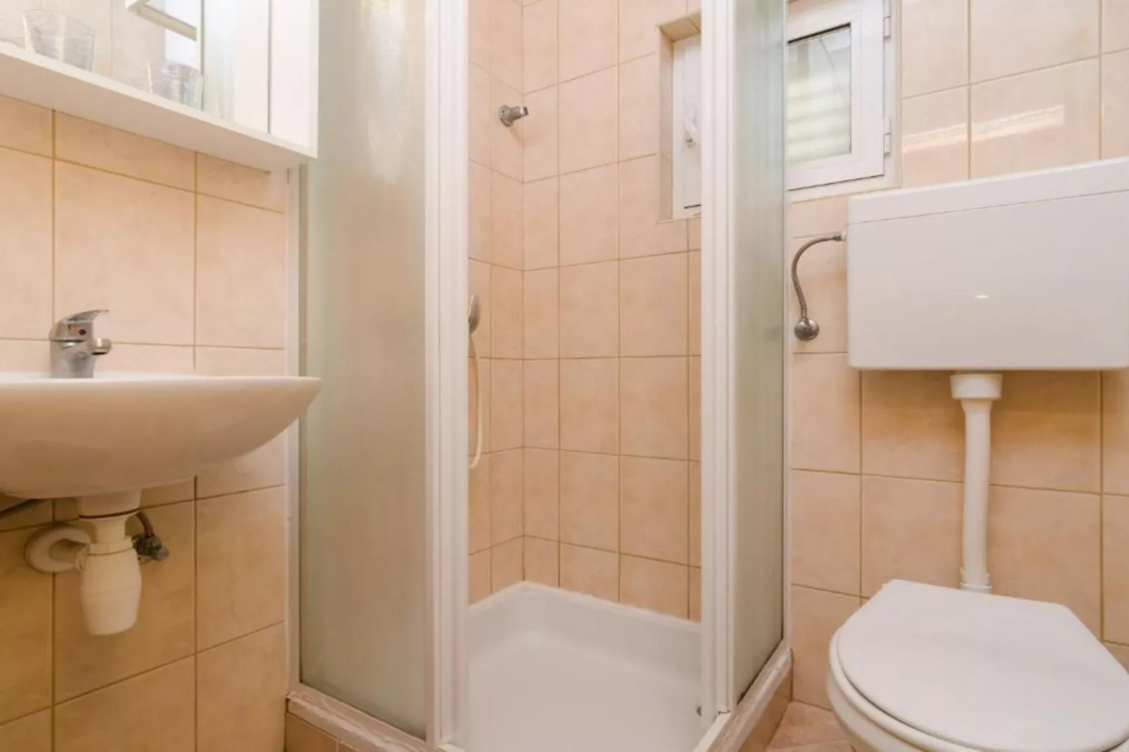 Guest House Sobra 38 - Double Room 1-Badkamer