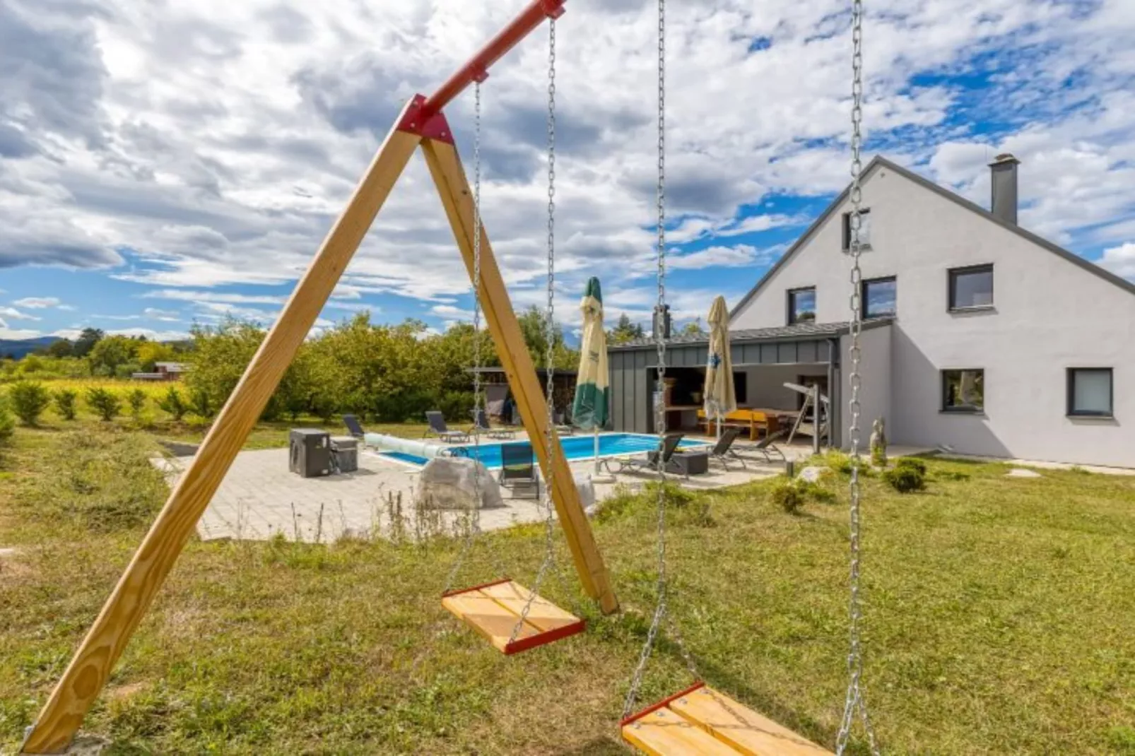 Four Bedroom Holiday House Mali Raj with Pool