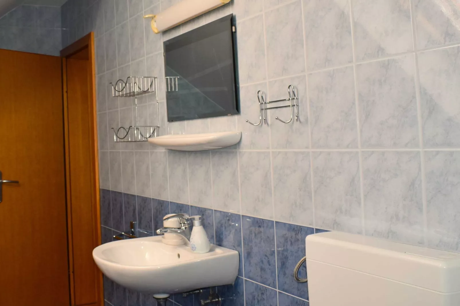 Zevnik Quiet Retreat with Stunning Views and Equestrian Activities - Family Room with Private Bathroom 8-Badkamer