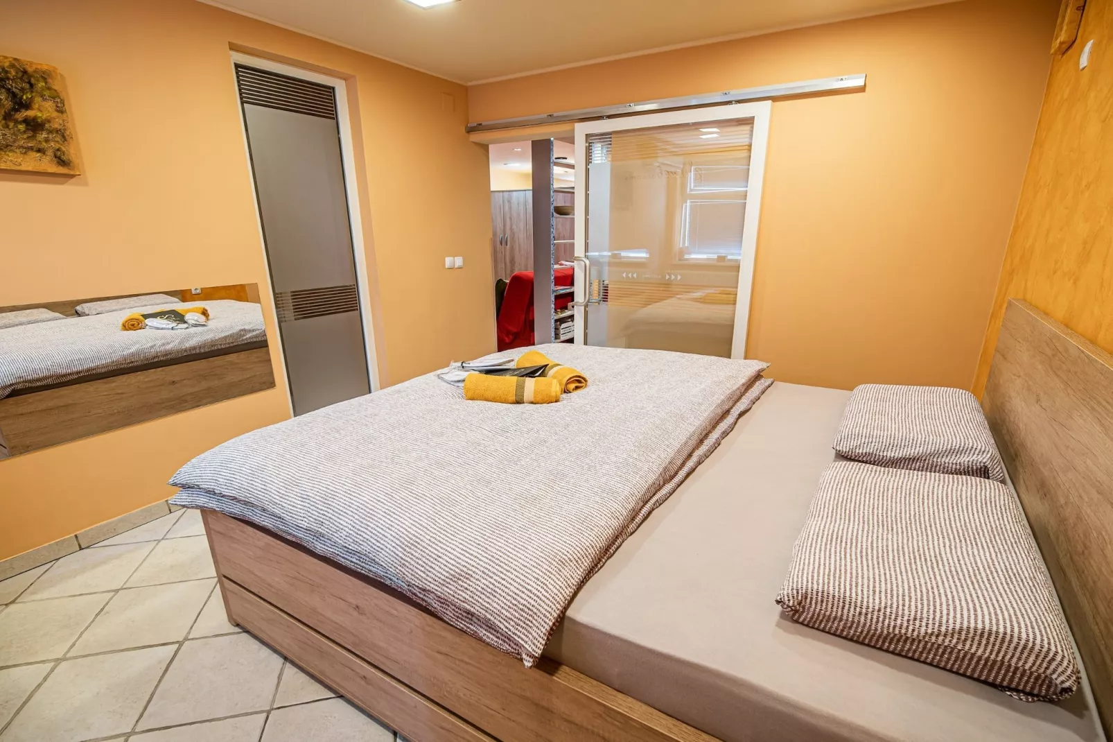 Elegant and Stylish Retreat Apartments with Terrace - Two Bedroom Apartment with Terrace-Slaapkamer