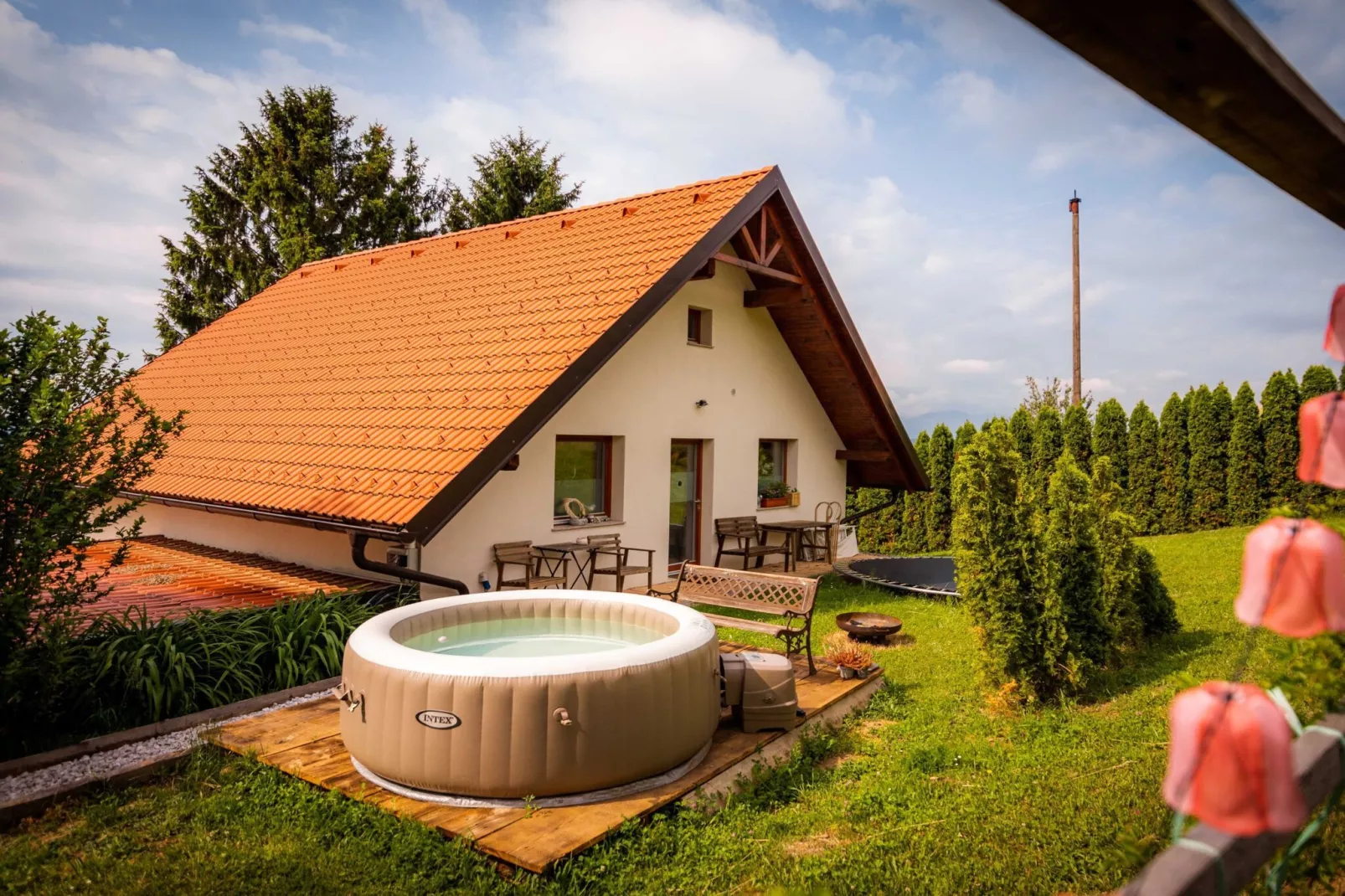 Rustic Refuge Glamping with Hot-Tub and Sauna - Two Bedroom Apartment with Terrace-Buitenlucht