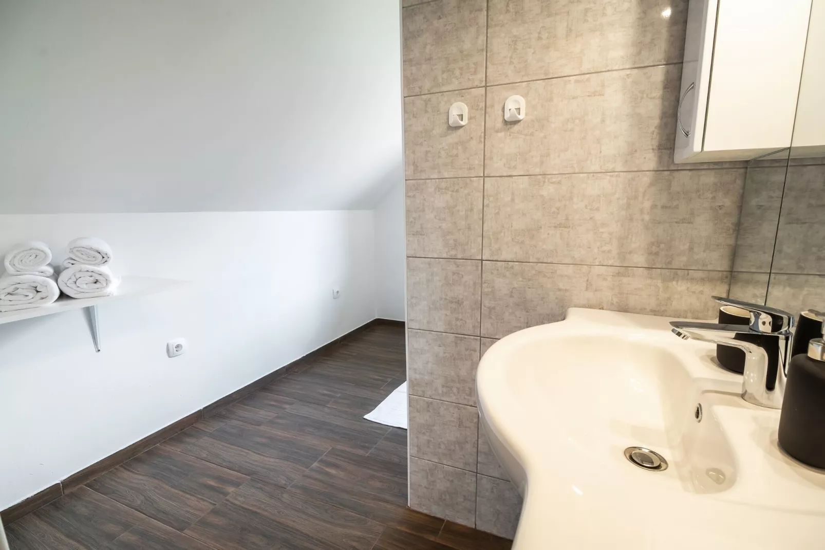 Mountain View Haven Apartments - One Bedroom Apartment  with Balcony-Badkamer