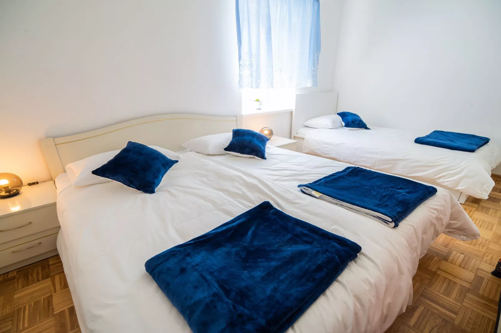 Mountain View Haven Apartments - Two Bedroom Apartment with Balcony-Slaapkamer