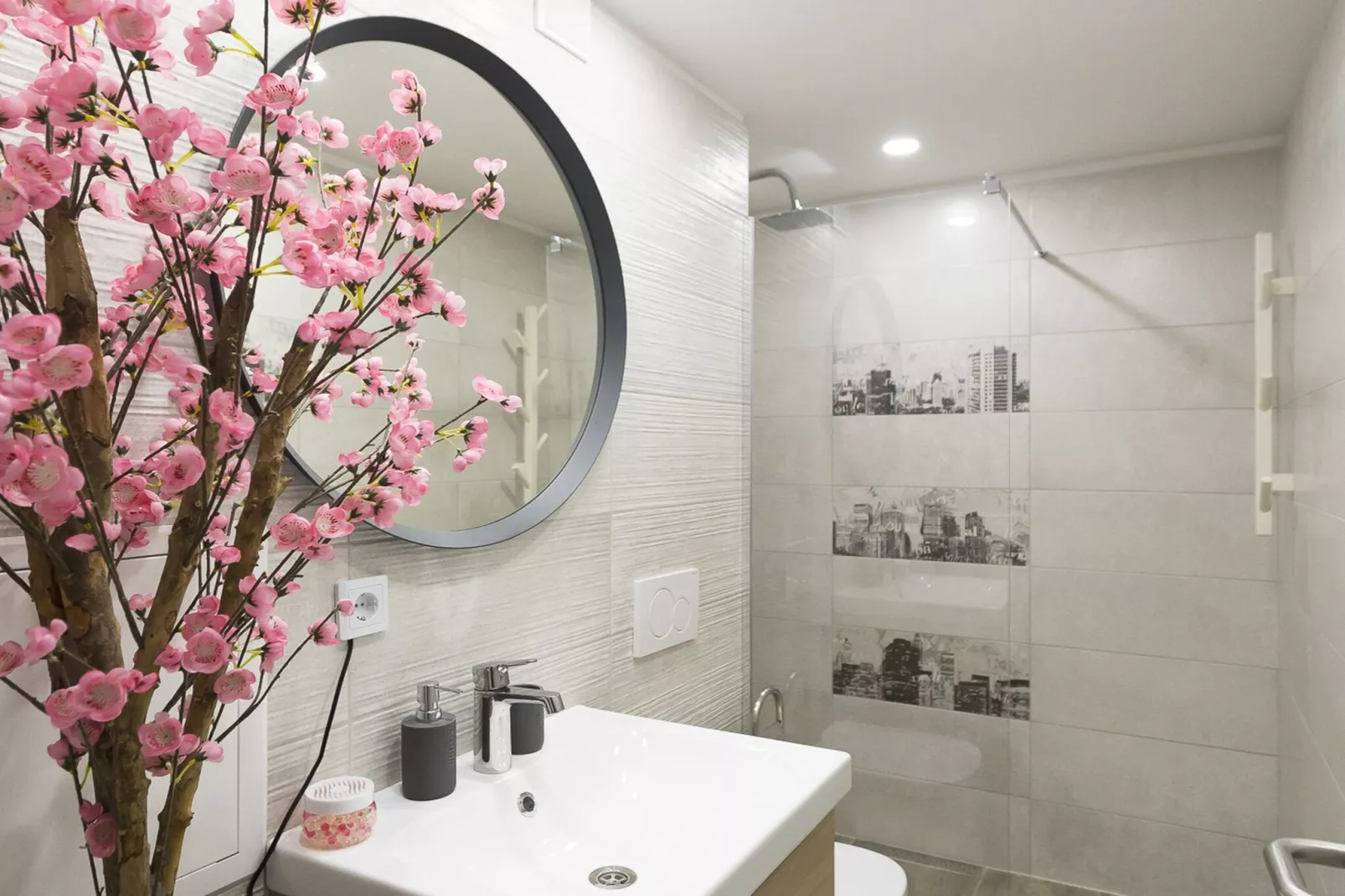 Downtown Koper Spacious Apartment with Balcony - Two Bedroom Apartment with Balcony-Badkamer