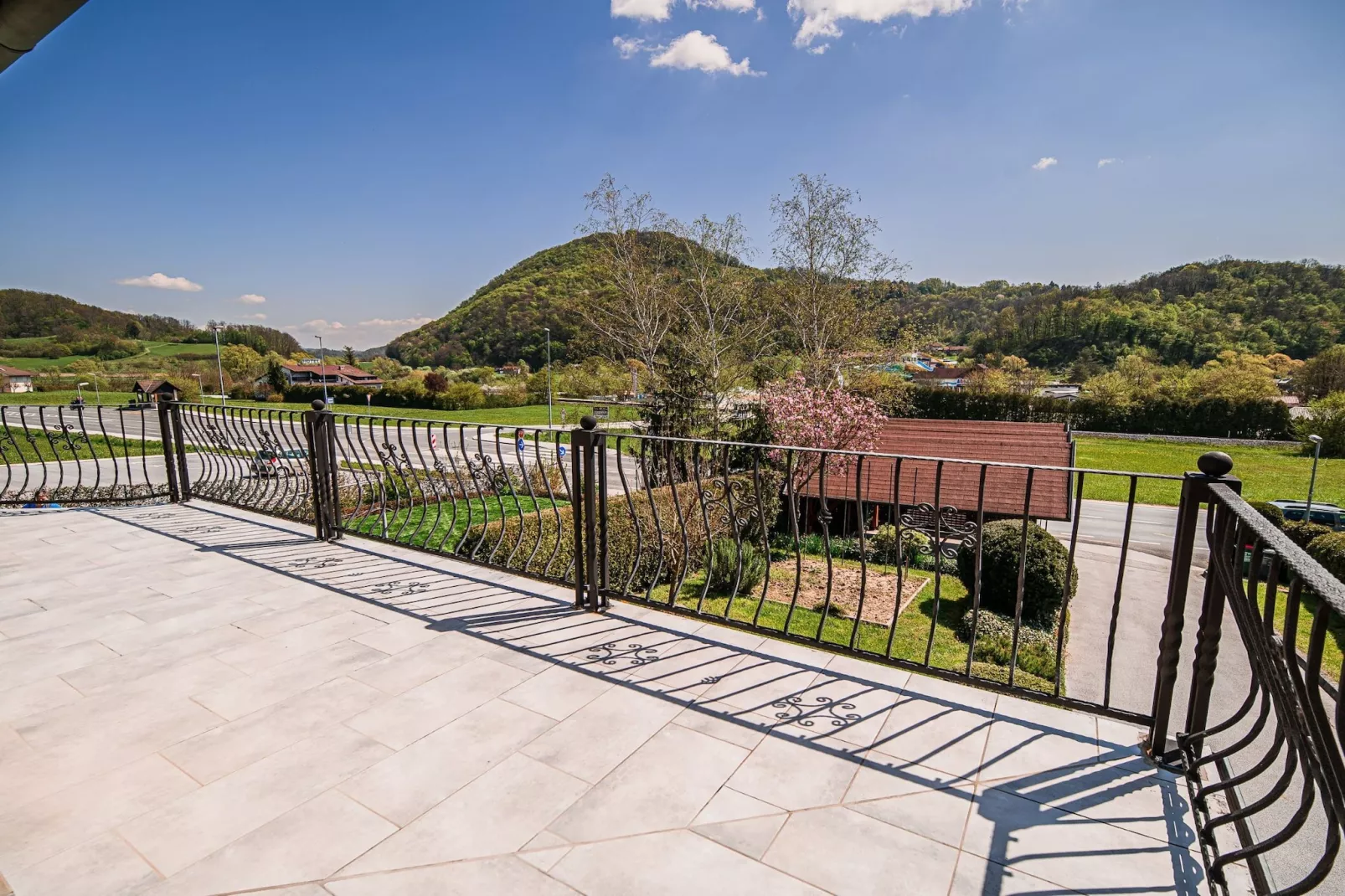 Sunny and Spacious Apartments with Terrace near Water Park - One Bedroom Apartment with Terrace-Terras