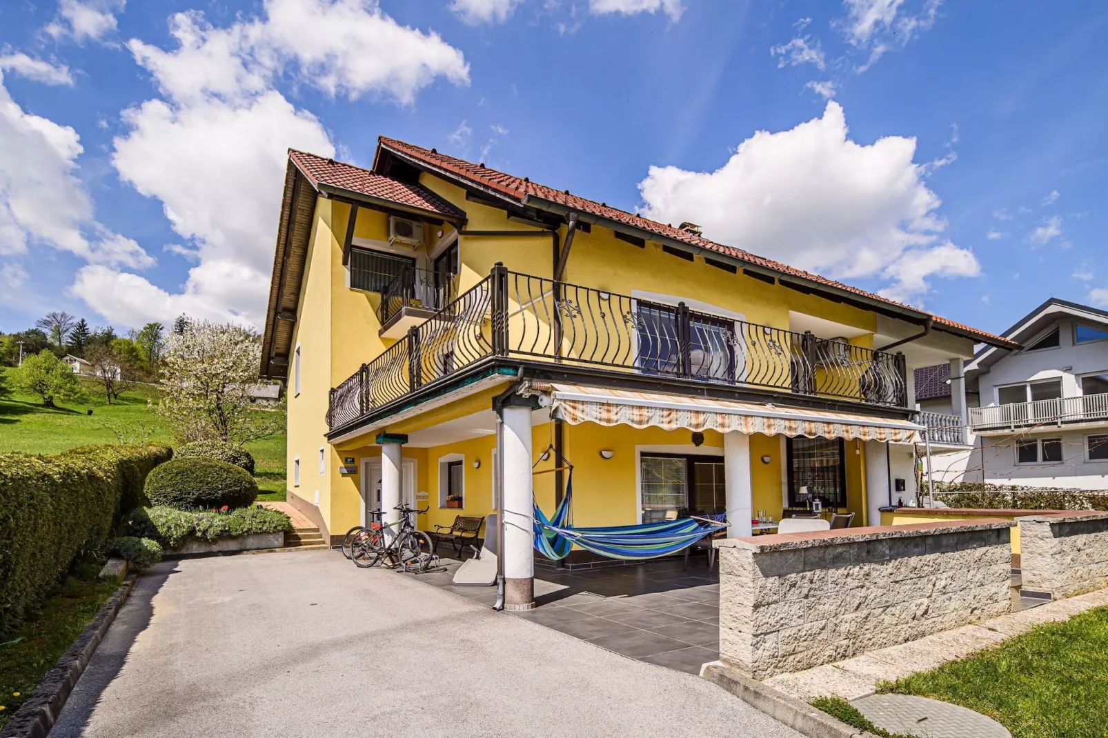 Sunny and Spacious Apartments with Terrace near Water Park - Three Bedroom Apartment with Terrace-Buitenlucht