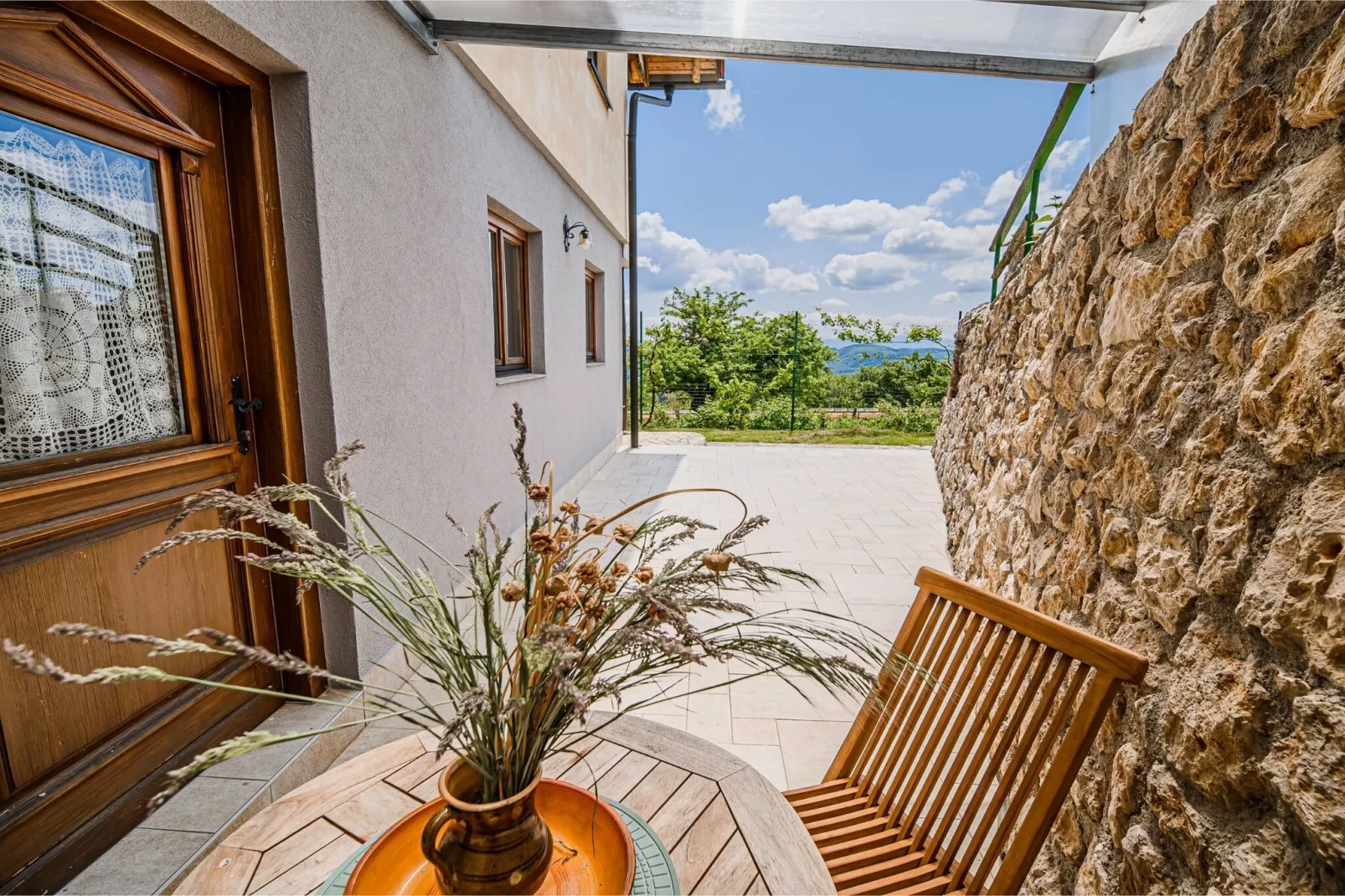 Hidden Authentic Haven Apartments - One Bedroom Apartment with Terrace-Buitenlucht