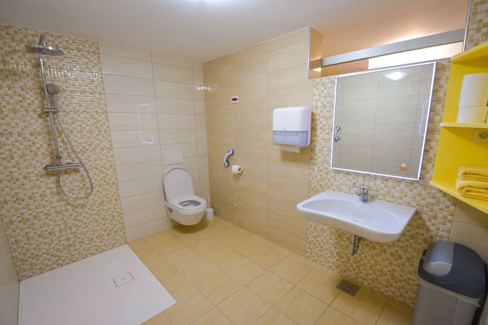 Cozy Luxe Holiday Home with Natural Thermal Bath - Seven Bedroom Holiday Home-Badkamer