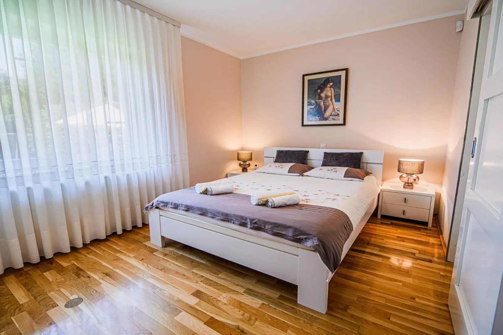 Stunning Rural Holiday Home with Garden and BBQ -  Four Bedroom Holiday Home-Slaapkamer