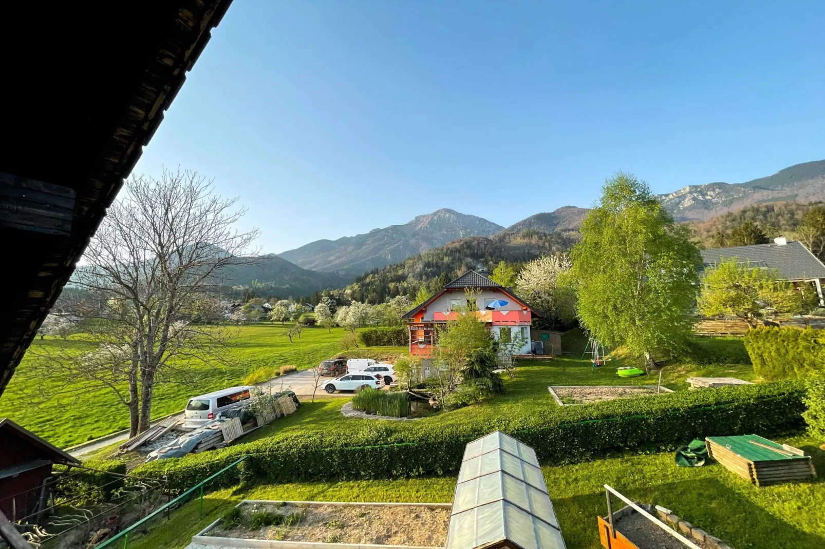 Vibrant and Charming Apartment with Balcony and Mountain View - Two Bedroom Apartment with Balcony and Mountain View-Uitzicht