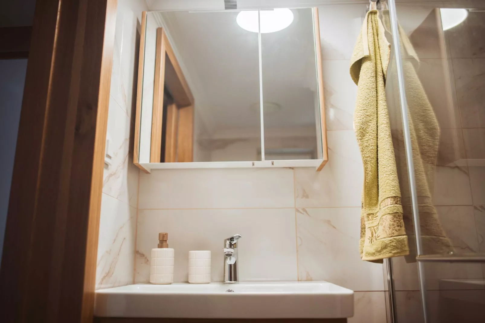 Cozy Holiday Home with Fireplace and Scenic Hills in Bistrica ob Sotli - Two Bedroom Holiday Home-Badkamer