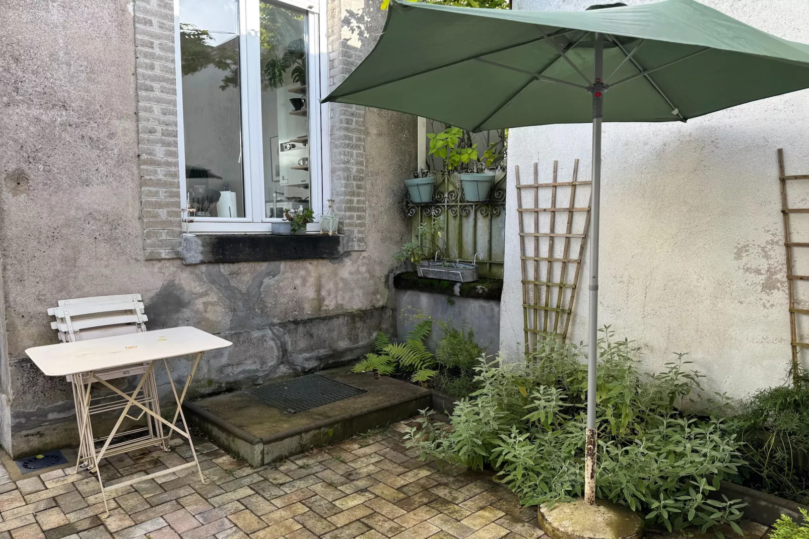 Appartement avec la petite cour-Tuinen zomer